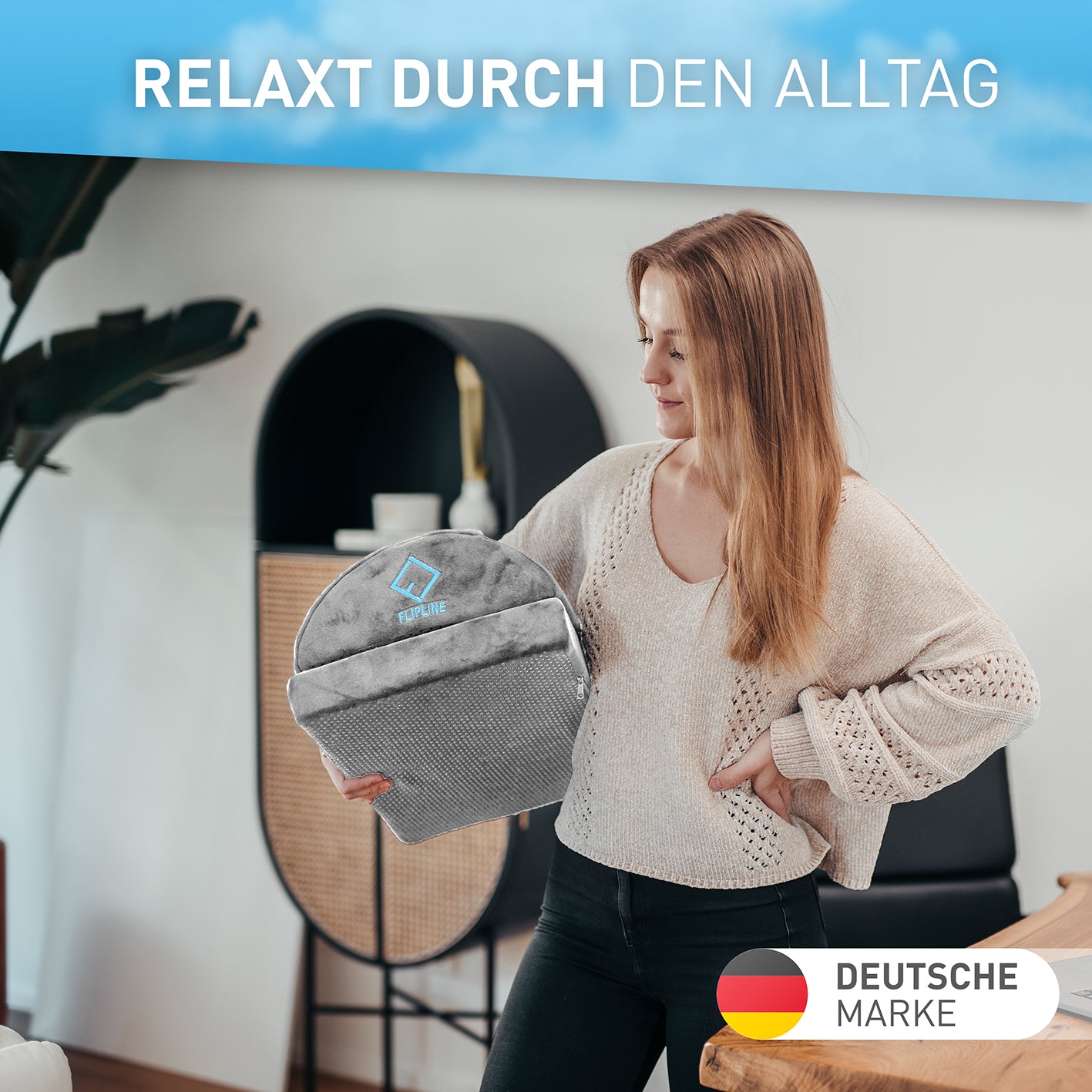 Frau hält Schreibtisch-Fußstütze mit Fußtasche - Silber-Grau mit samtigem Bezug und ergonomischem Design für Komfort.