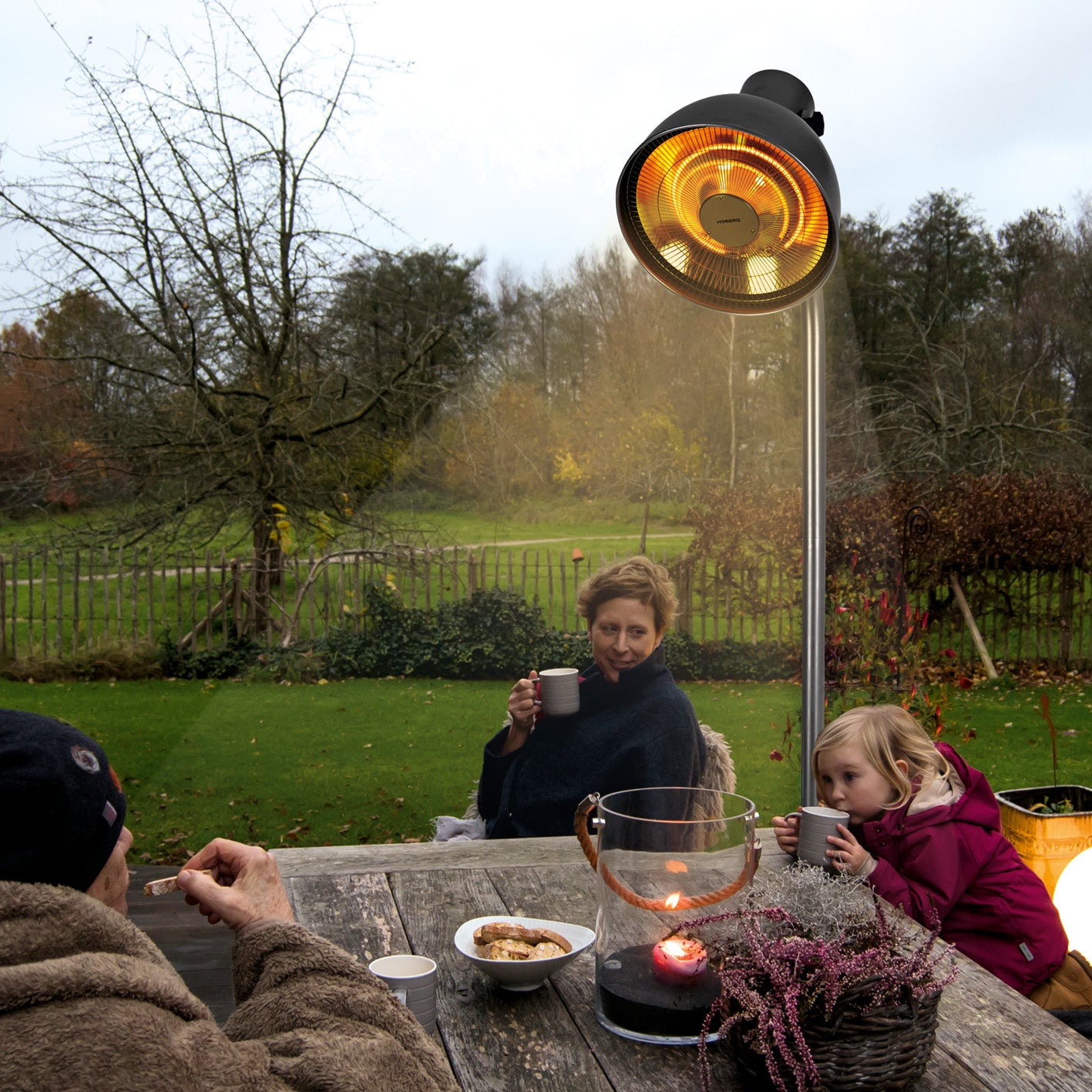 Infrarot-Heizstrahler mit Standfuß im Lampendesign, 3 Heizstufen, Fernbedienung, geruchlos, ideal für drinnen und draußen.