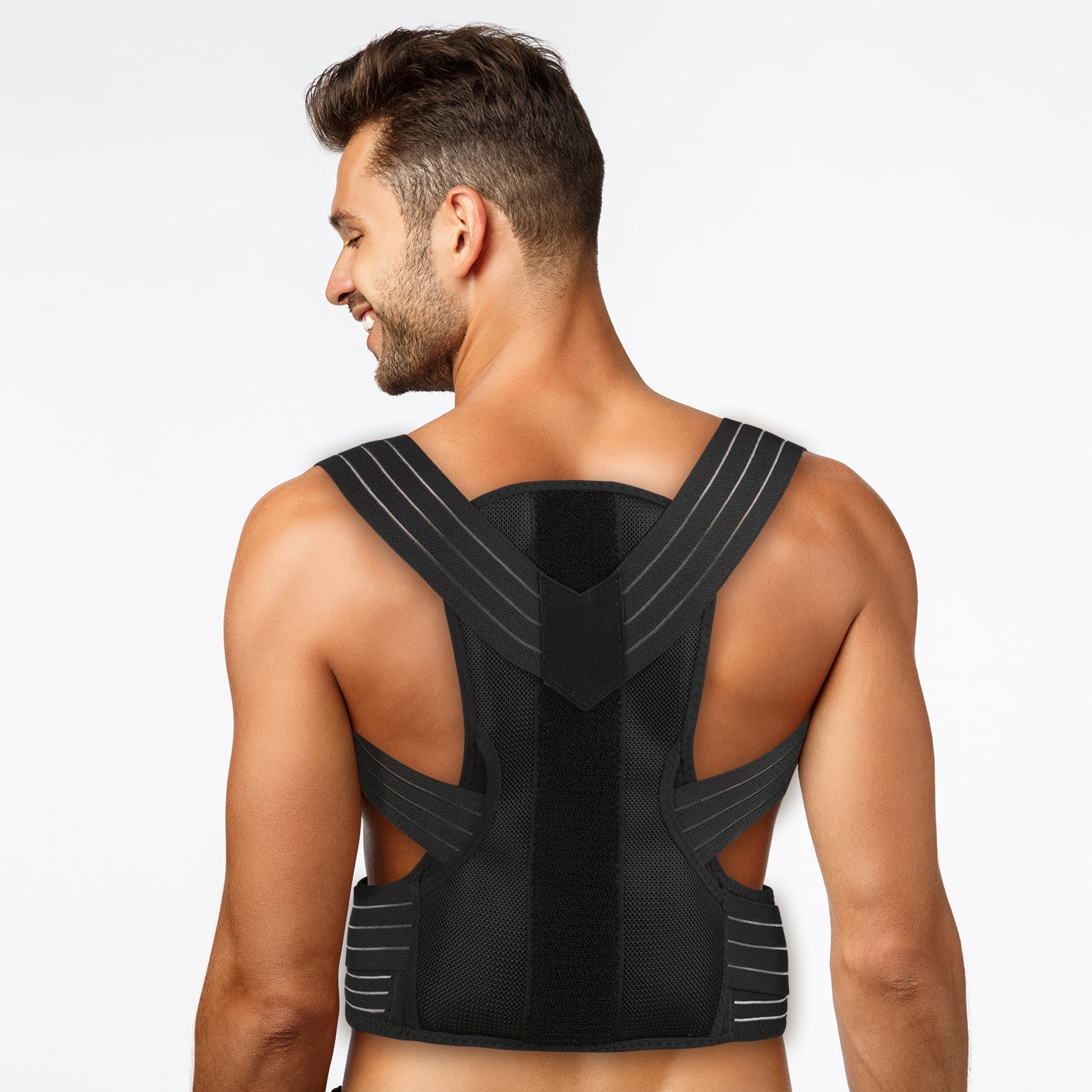 Mann trägt Rückenkorrektor mit Gelpad - S/M zur Haltungskorrektur mit verstellbaren Trägern und flexiblem Material für Komfort.