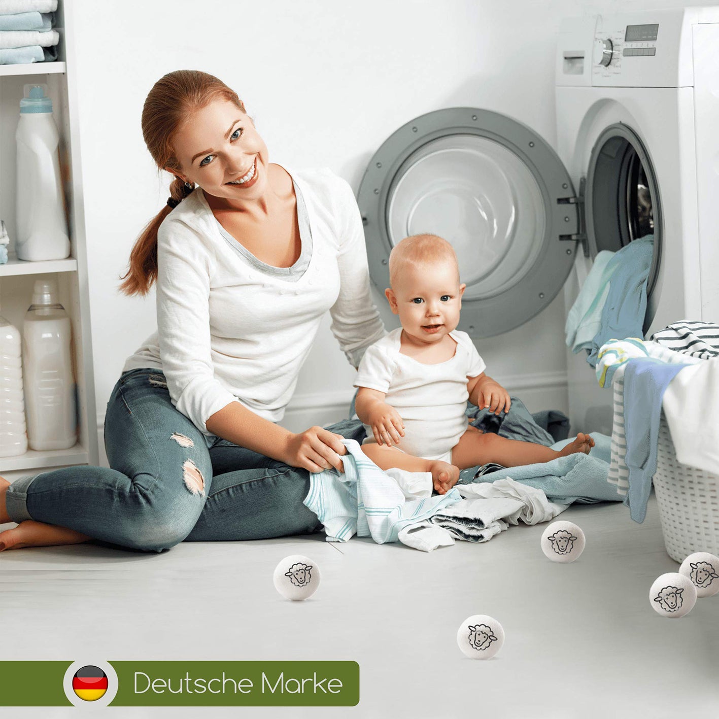 Trocknerbälle für Wäschetrockner - 6er-Set - Schafwolle mit Mutter und Baby beim Wäsche falten neben Waschmaschine.