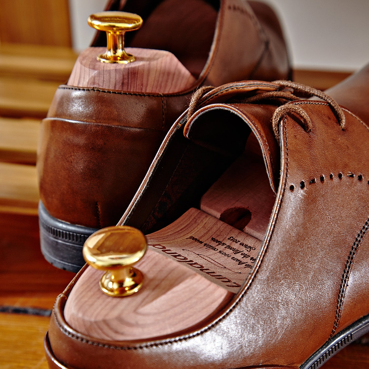 Schuhspanner unisex - Zedernholz - Größe 44/45 in braunen Lederschuhen zur optimalen Form- und Feuchtigkeitserhaltung.
