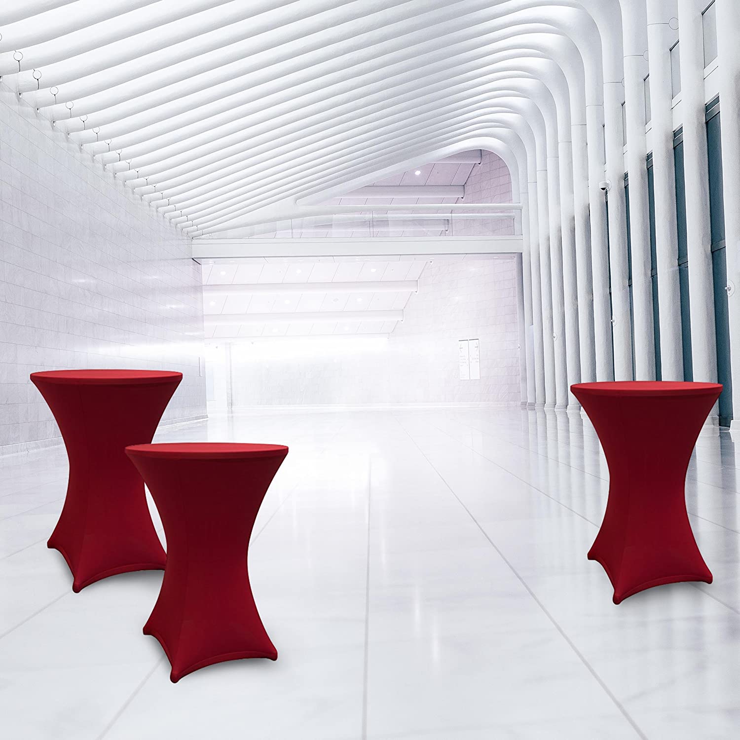Drei Stehtische mit Stehtischhusse Tisch Bezug Husse - Ø 80-85cm - Rot in heller, moderner Architekturhalle.