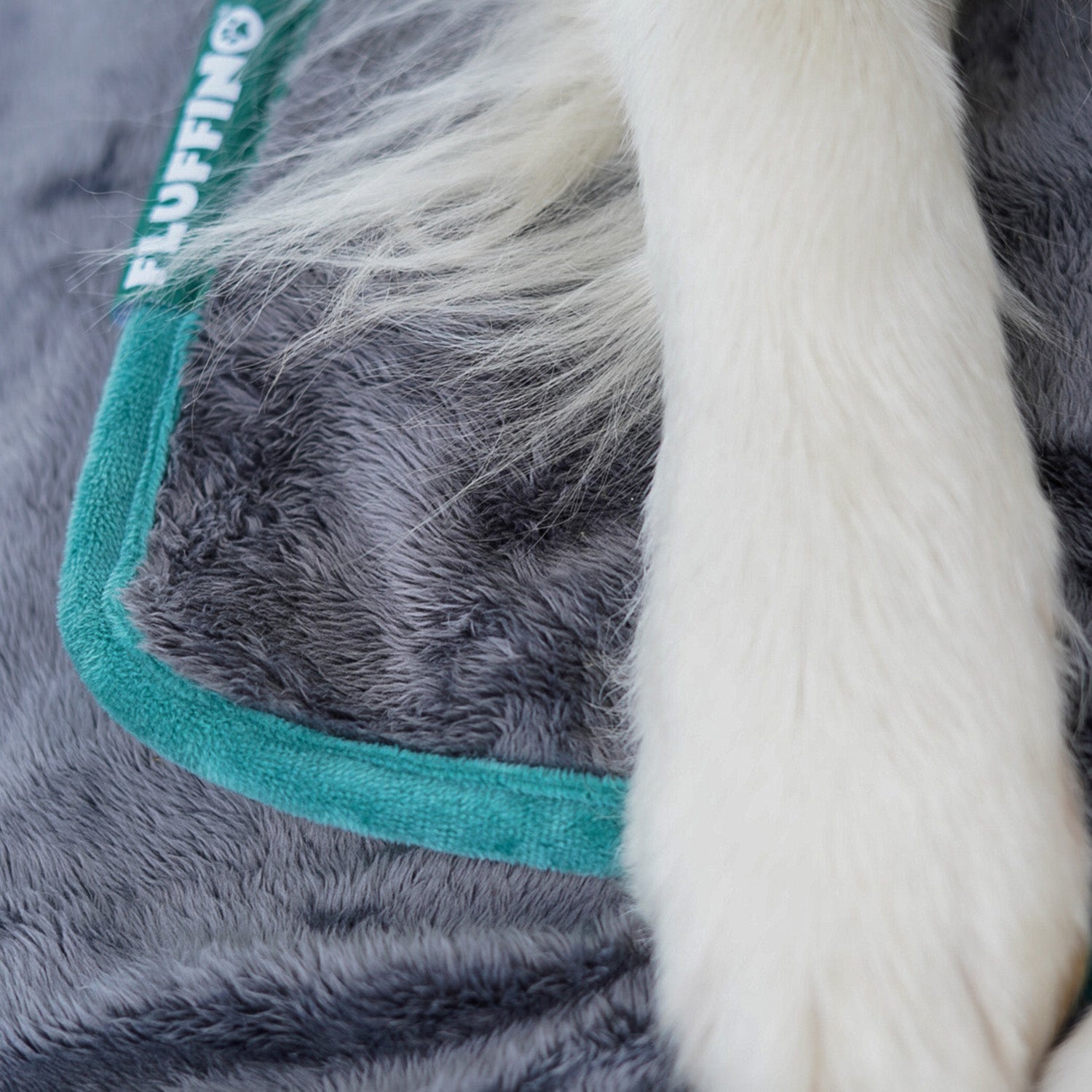 Hundedecke/ Wendedecke /Kuscheldecke - 150x100 cm - Grau mit flauschigem Material und Hundepfote auf der Decke von FLUFFINO.
