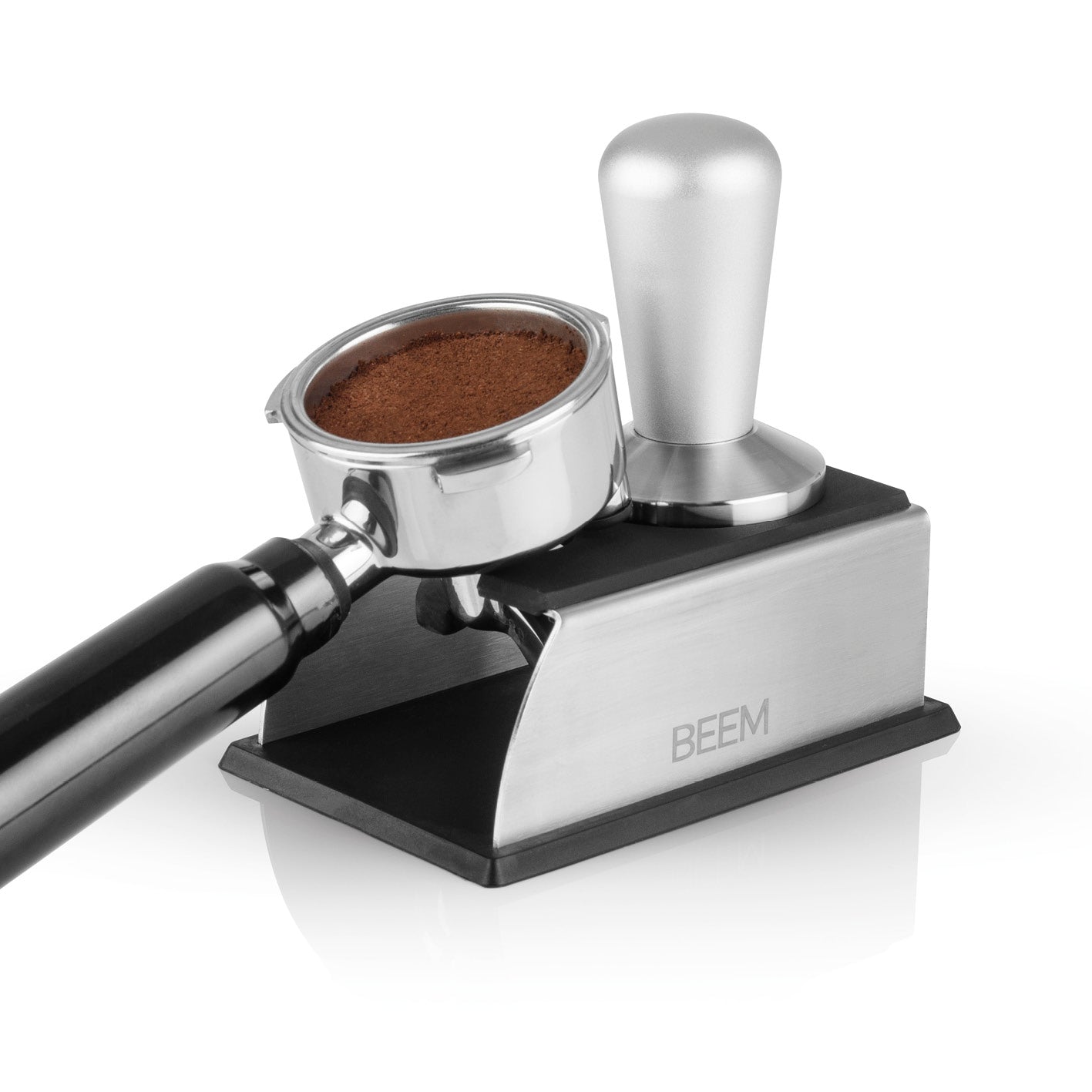 Tamperstation aus Edelstahl mit rutschfester Silikonoberfläche zum Andrücken von Kaffeemehl und Schutz der Arbeitsfläche.