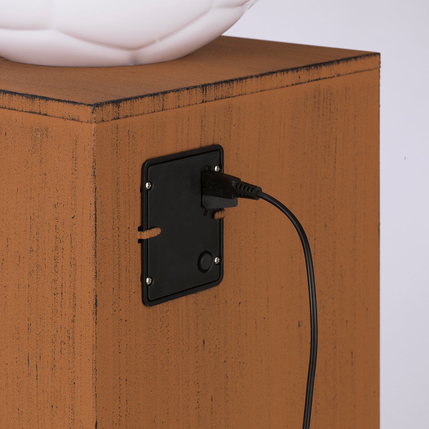 LED-Dekosäule Rost-Optik mit Leuchtkugel - 84 cm, braun, akkubetrieben, USB-aufgeladen, für Innen- und Außenbereiche.