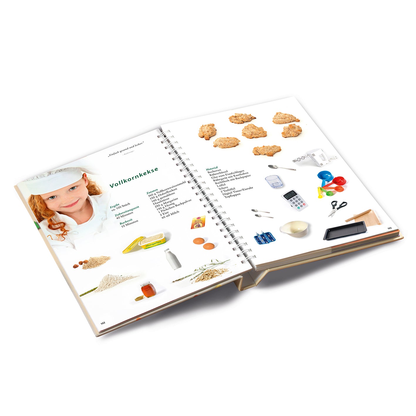 Offenes Rezeptbuch inkl. Messbecher-Set Band 1 mit kindgerechtem Vollkornkeks-Rezept und Zutatenbildern in DIN-A5 Größe.