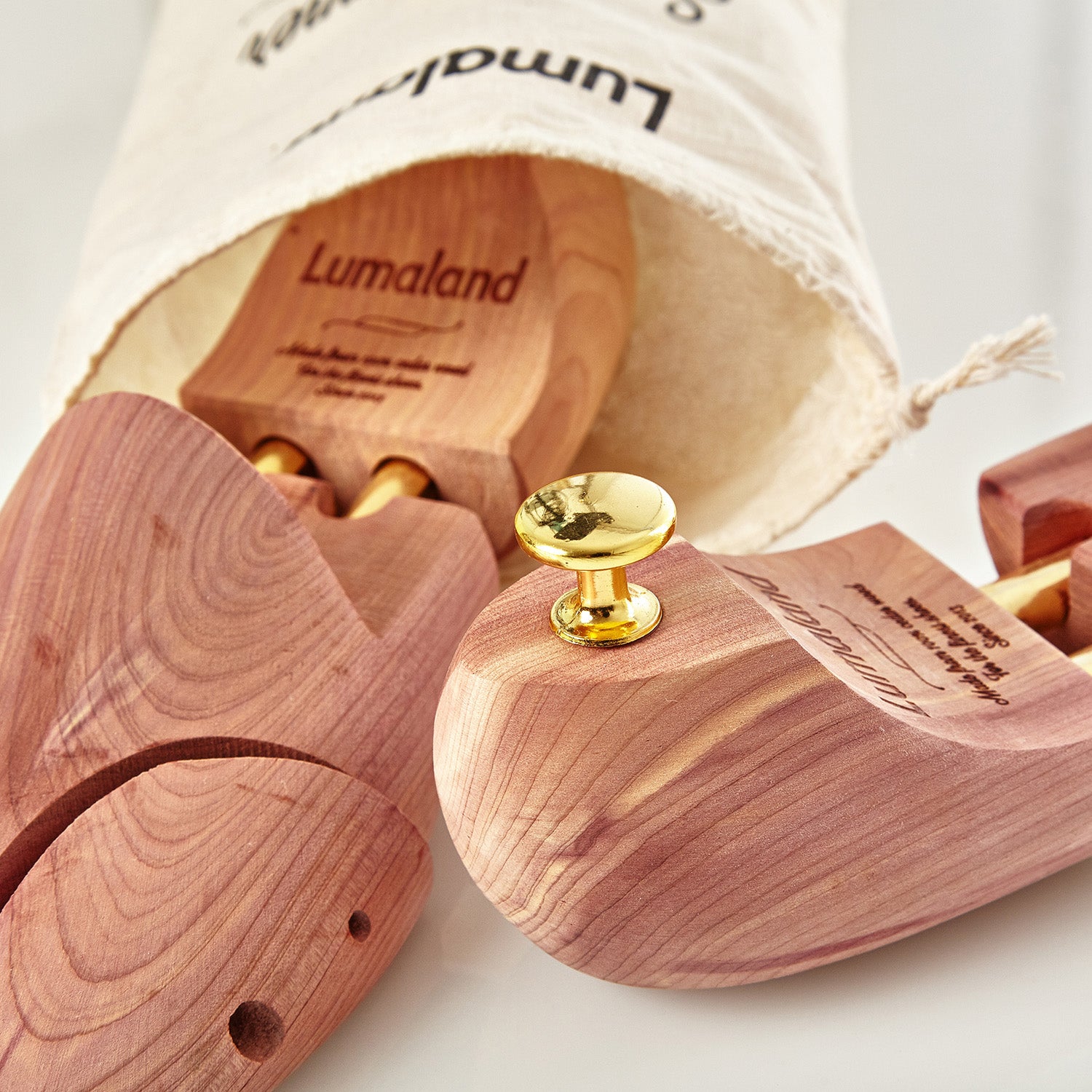Schuhspanner für Damen und Herren - Größe 40/41 aus Zedernholz mit Spiralfeder und Stoffbeutel zur Pflege und Glättung der Gehfalten.