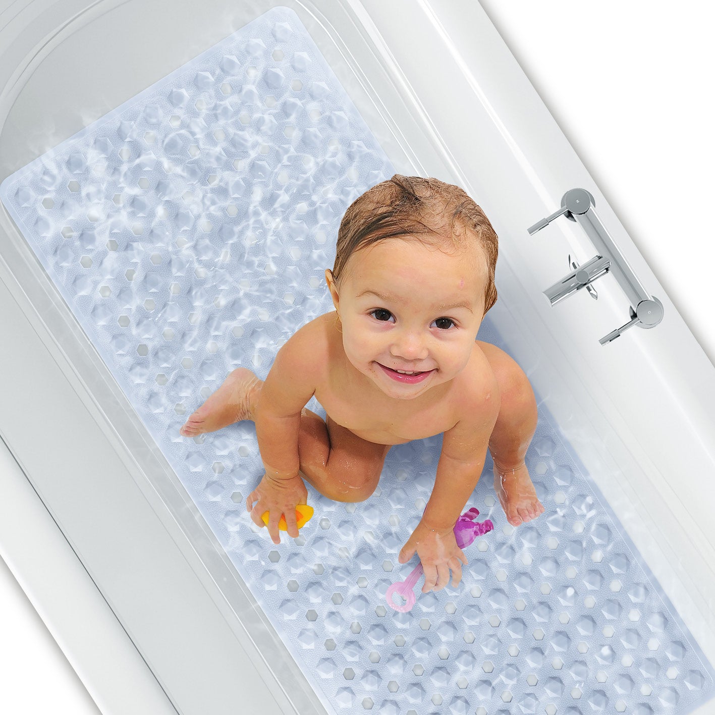 Kind sitzt sicher auf der rutschfesten Badewannenmatte 88 x 40 cm – Weiß mit Saugnäpfen und flexibler Gummischutzfläche.
