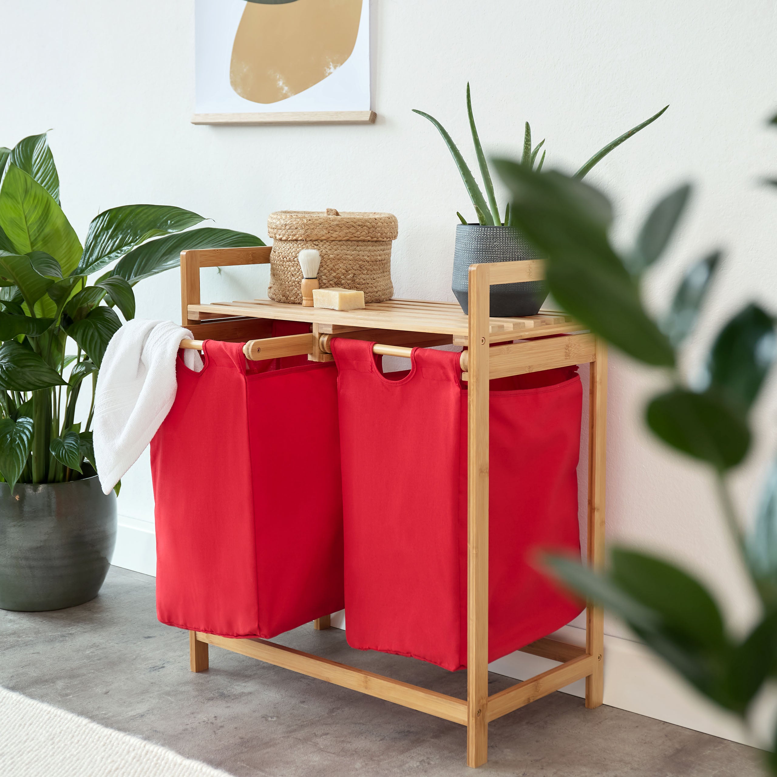 Bambus Wäschekorb mit 2 ausziehbaren Wäschesäcken in Rot, 73 x 64 x 33 cm, stilvoll, pflegeleicht und geräumig.