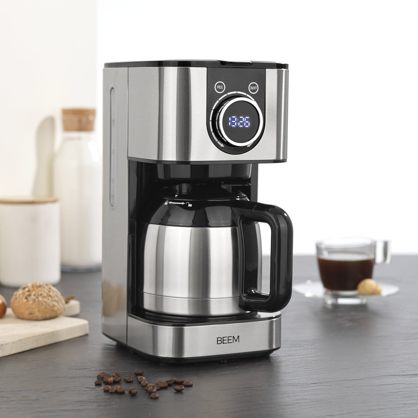 Kaffeemaschine Fresh-Aroma-Switch Thermo mit LED-Touch-Display, Timer-Funktion und isolierter Thermokanne auf Küchentheke.