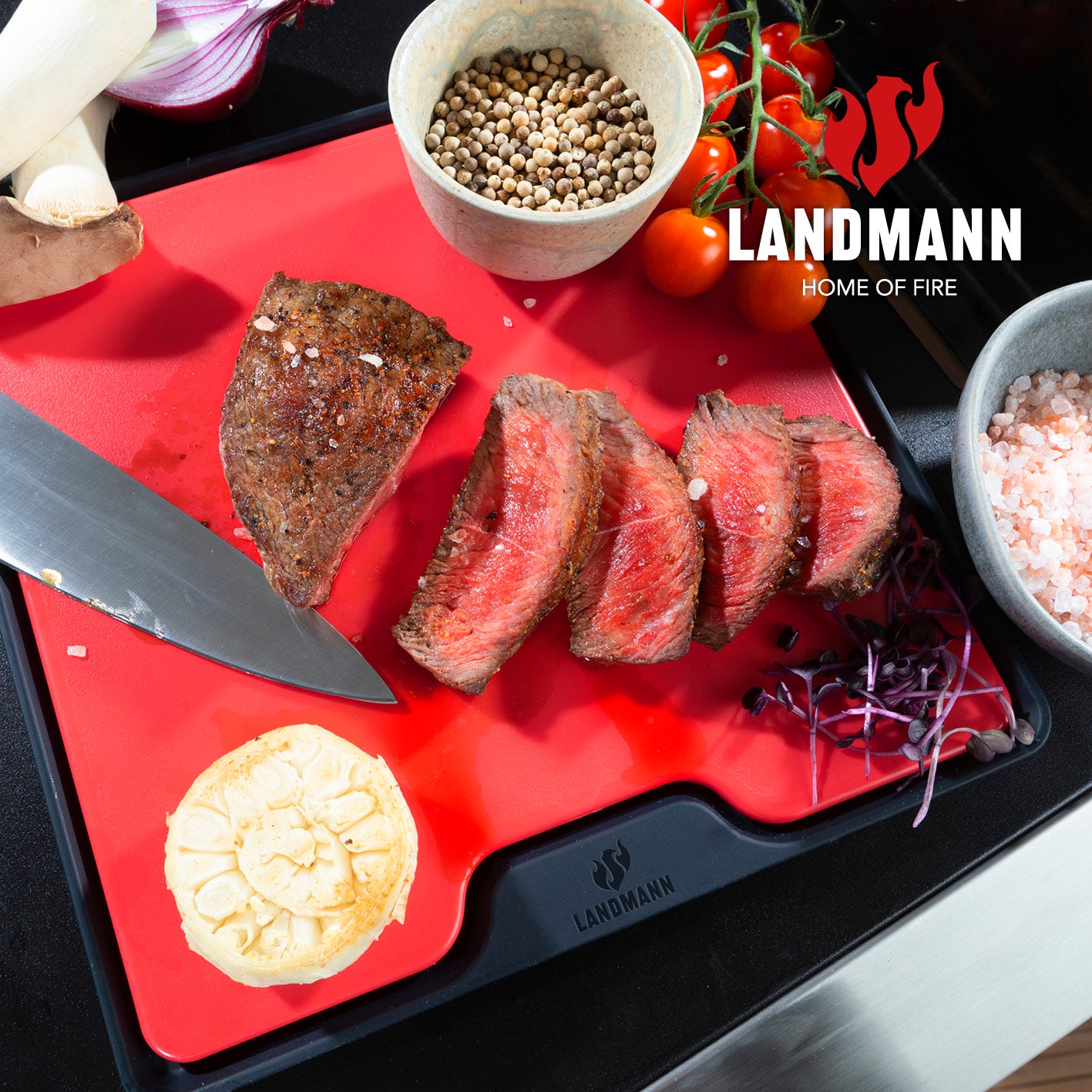 Schneidebrett mit Silikonmatte in Rot, ideal für sauberes Schneiden von Fleisch und Gemüse mit integriertem Tropfschutz.