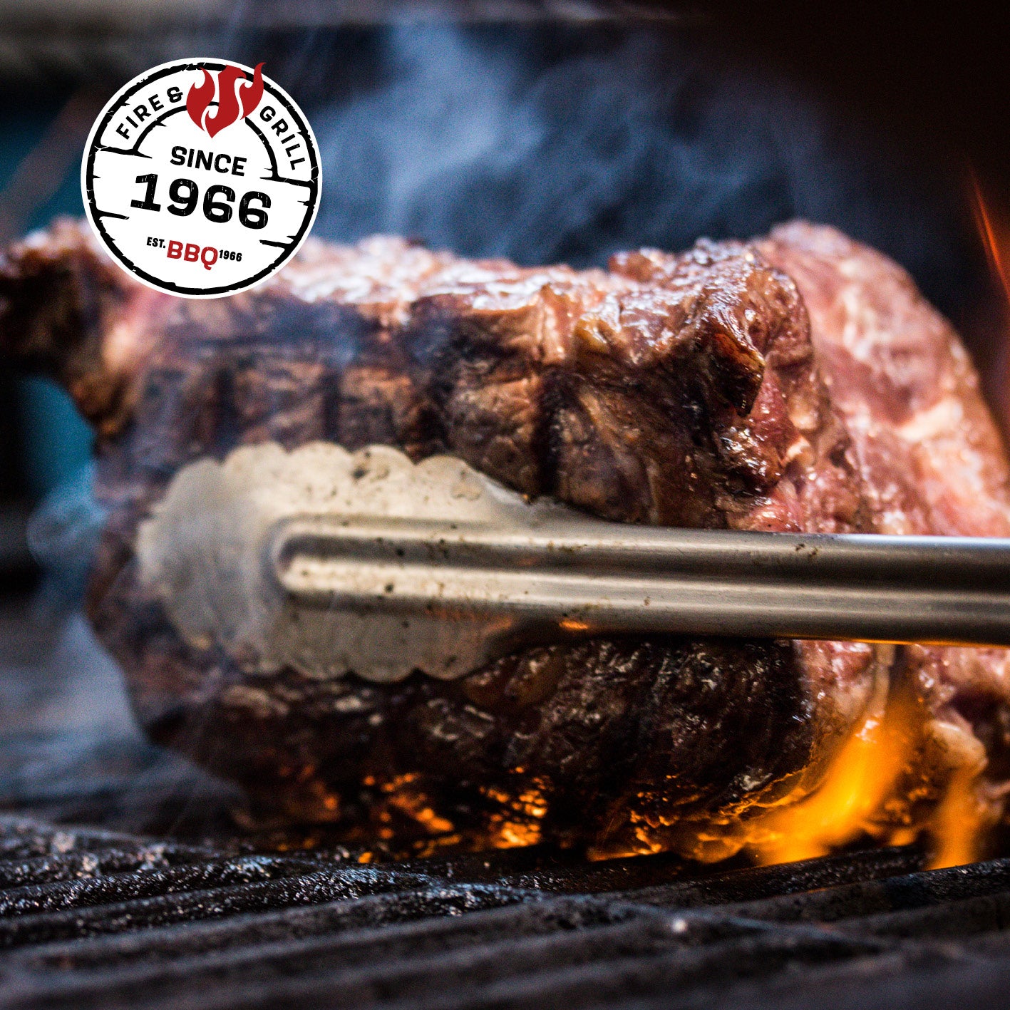 Gasgrill Rexon PTS 3.1 - schwarz mit gegrilltem Steak, sichtbare Flammen und Grillrost für intensives BBQ-Grillerlebnis.
