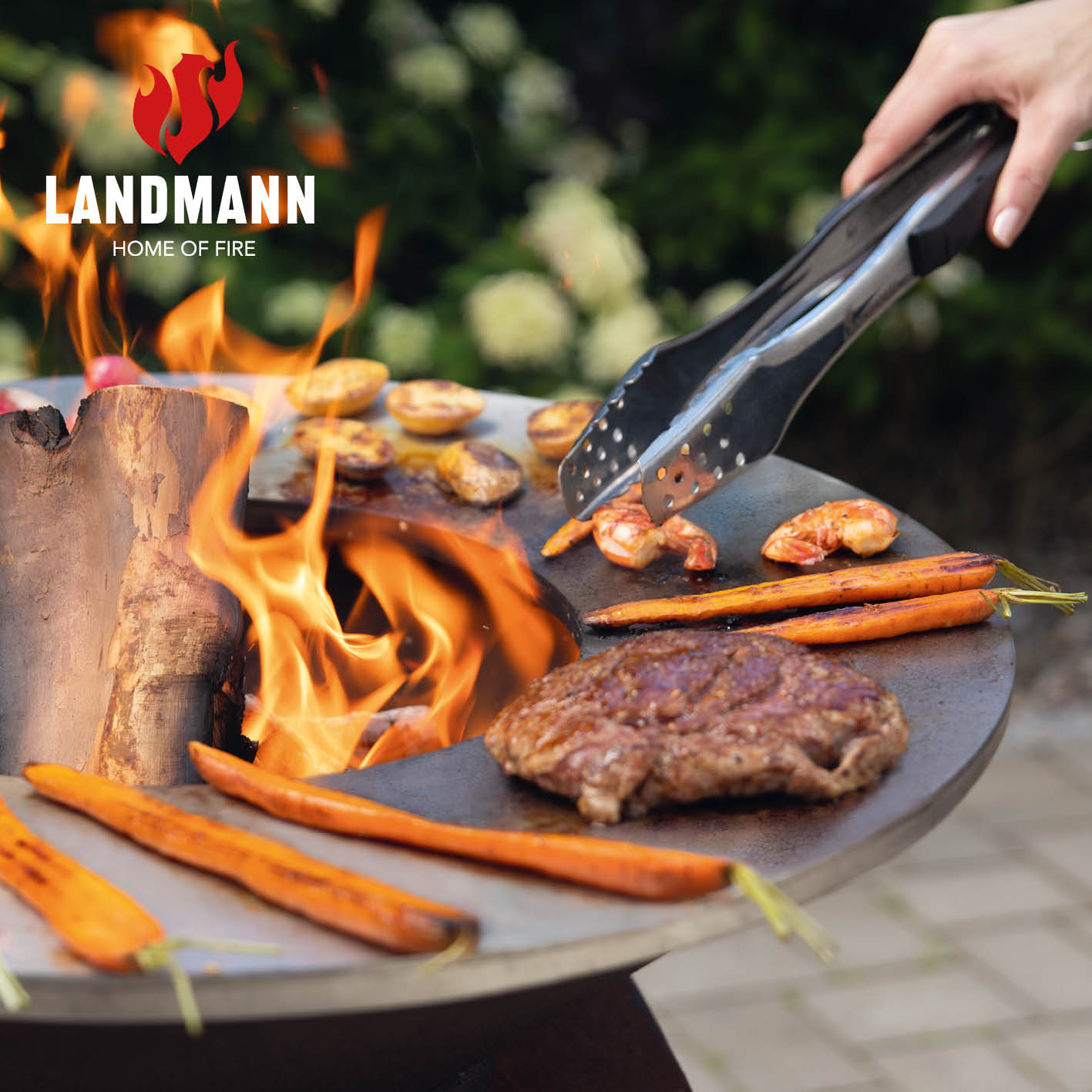 Feuerschalen-Wagen + Plancha-Grill KORREO Ø 70 cm mit abnehmbarer Plancha, Grillrost und praktischem Wagen für flexibles Grillen und Lagerfeuer.