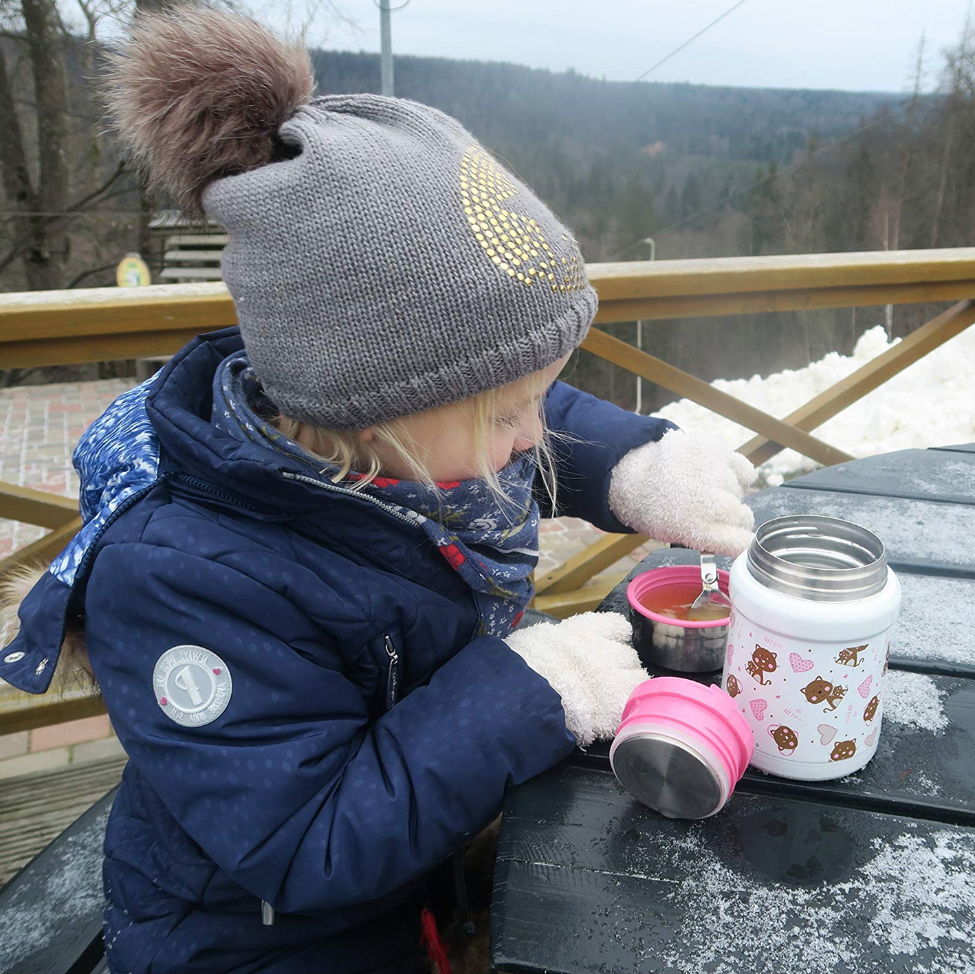 Kind benutzt Thermobehälter 450 ml - Katzen/Rosa im Winter draußen, hält Speisen warm mit auslaufsicherem Edelstahlbehälter.