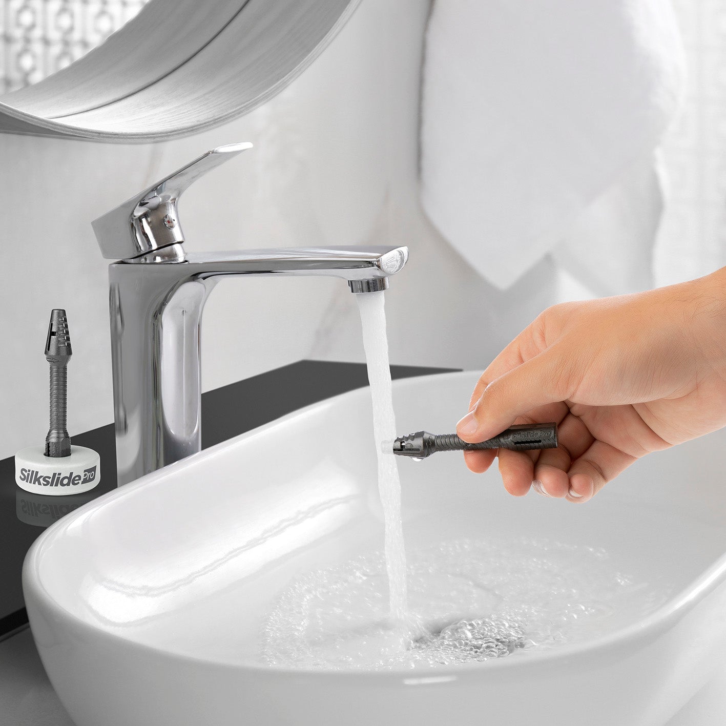 Nasenhaartrimmer - Nasierer inkl. Keramikständer wird unter fließendem Wasser hygienisch gereinigt, sanft und präzise ohne Batterien.