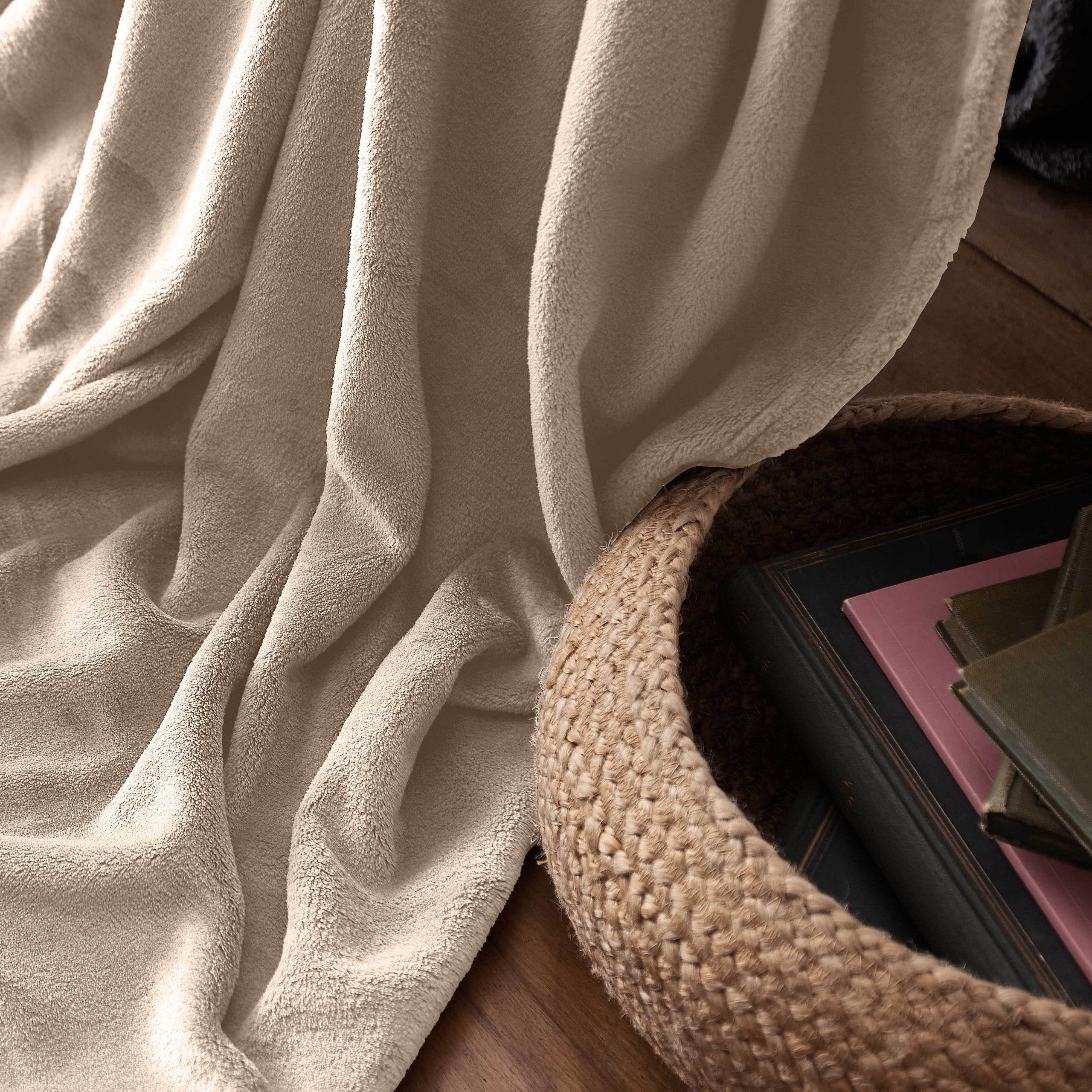Kuscheldecke - 220x240 cm - Sofadecke & Tagesdecke - Hellrosa aus weichem Coral-Fleece, vielseitig und pflegeleicht.
