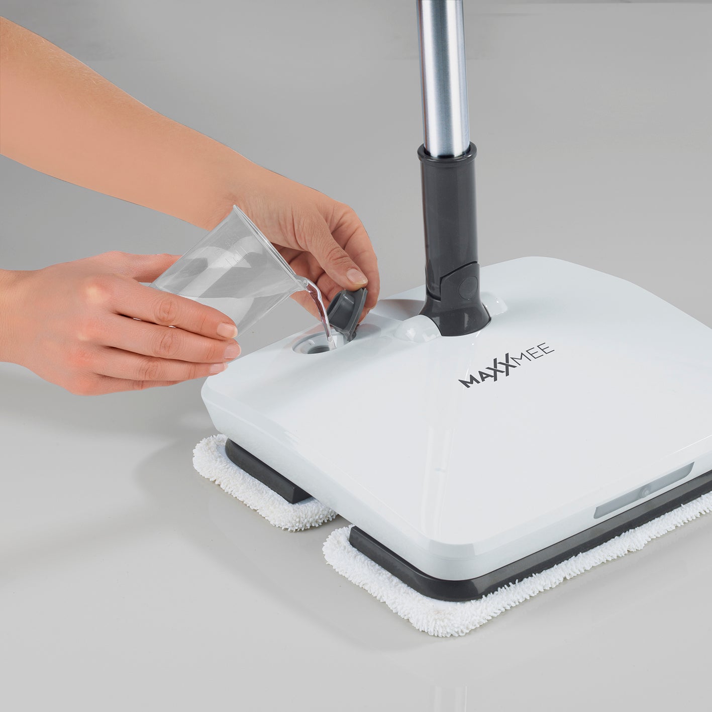 Akku-Vibrationsmopp mit Sprühfunktion - grau, integrierte Sprühfunktion, kabellos, für empfindliche Böden, LED-Beleuchtung, 2000 mAh Akku.