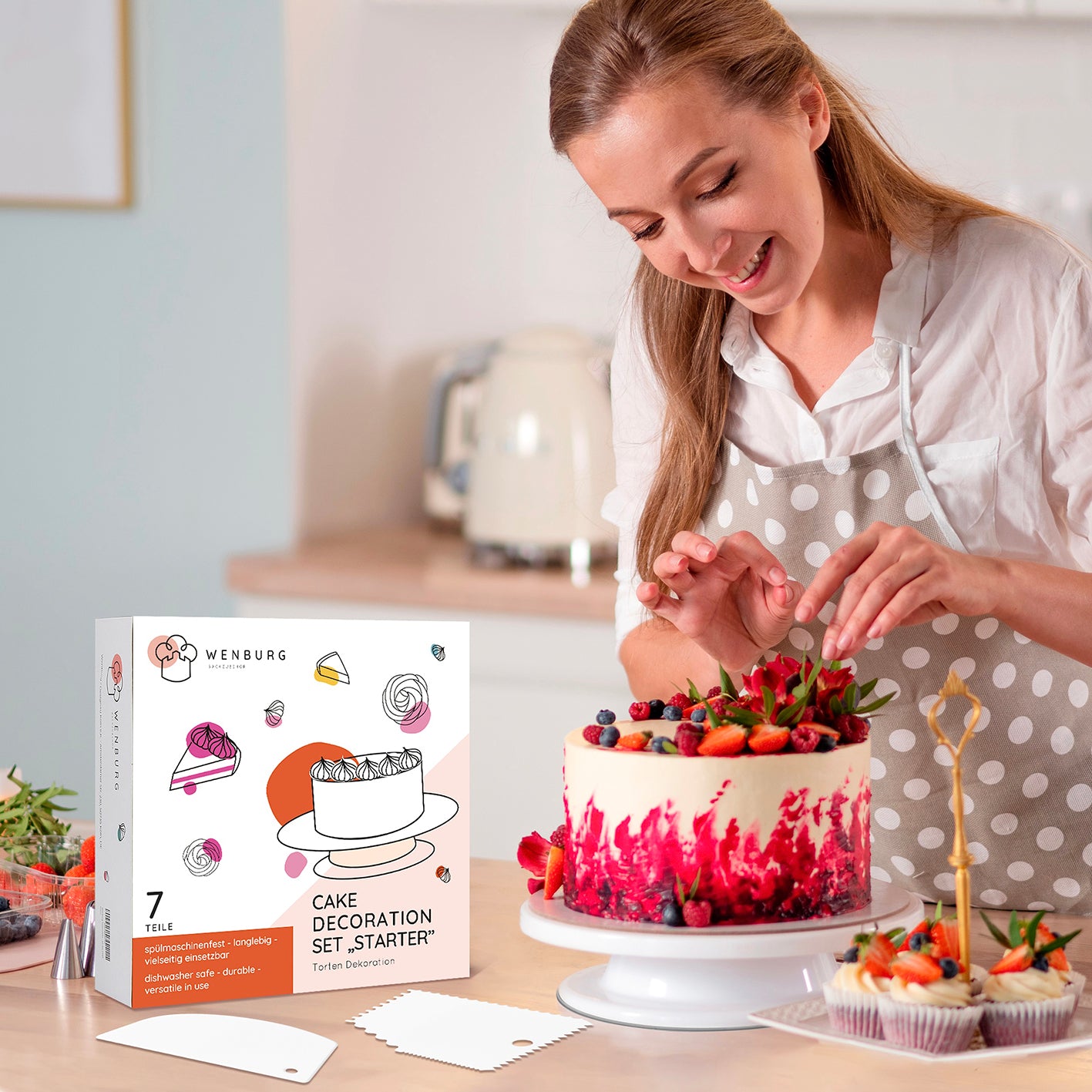 Frau dekoriert Kuchen mit dem Tortendeko-Set zum Backen & Verzieren inklusive Tortenplatte, Paletten und E-Book in moderner Küche.