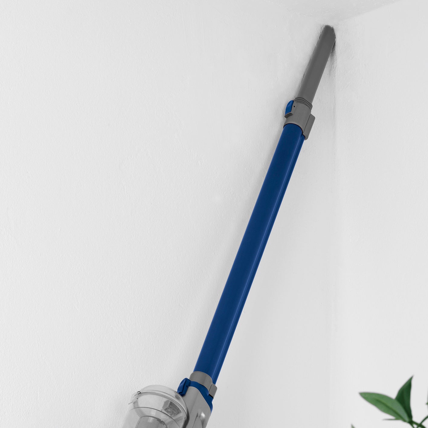 Akku-Zyklon-Staubsauger - silber/blau mit Aluminium-Steckrohr, beutellos, Wandhalterung und bis zu 25 Minuten Laufzeit.