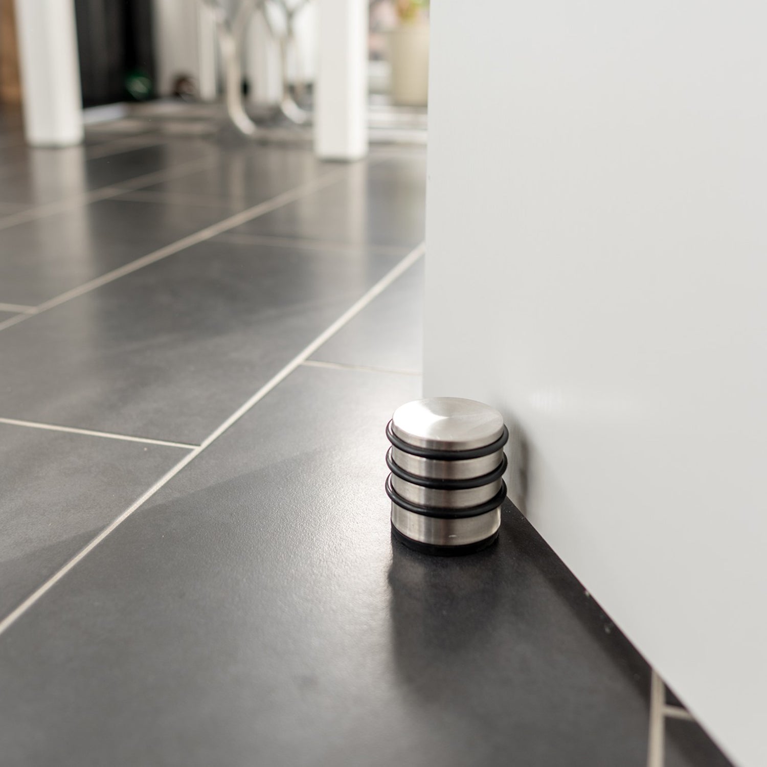 Edelstahl Türstopper Chrom-Design hoch 2 Stück mit drei Gummiringen und rutschfester Gummifläche für verschiedene Böden.