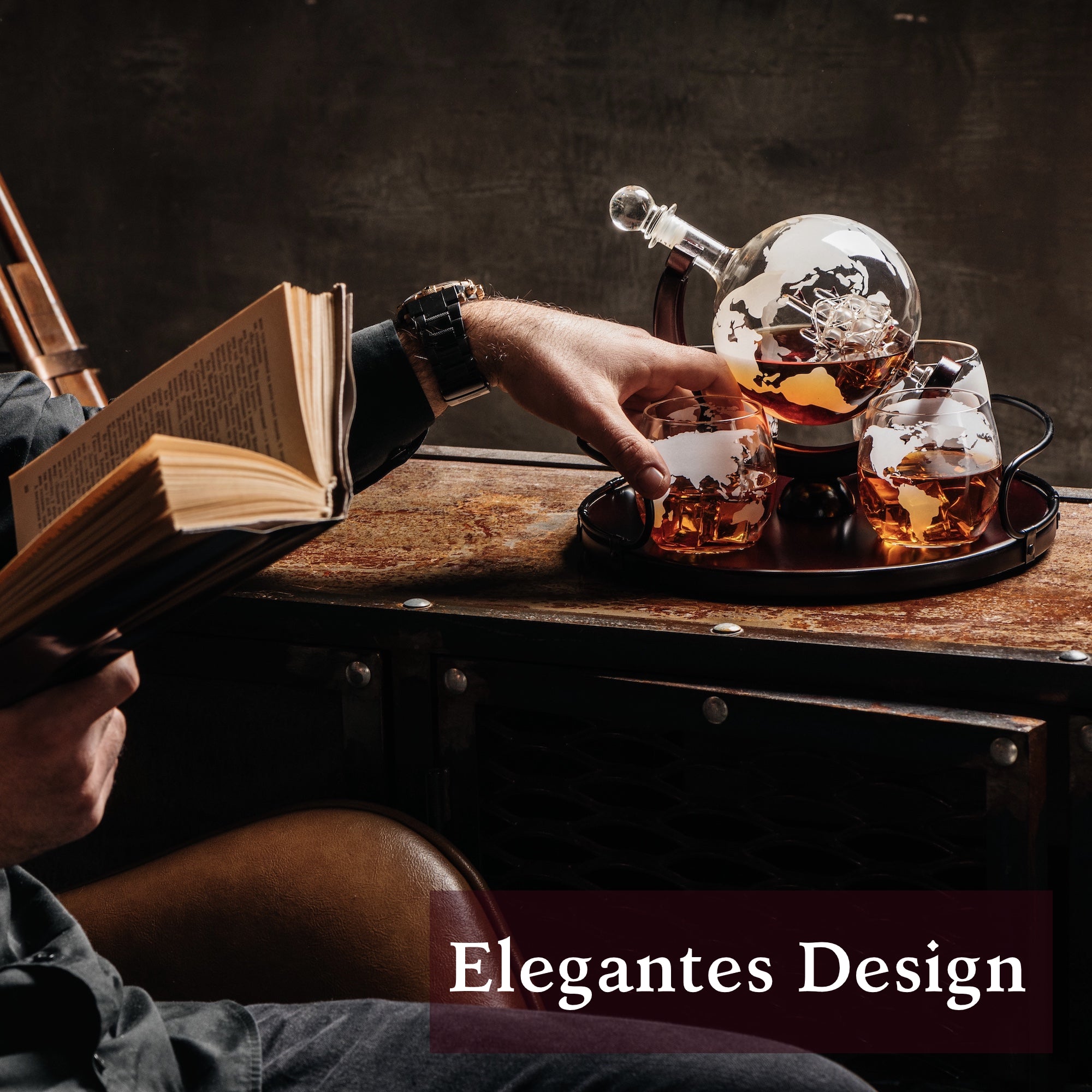 8-in-1-Whisky-Dekanter-Seta – 4 Gläser mit Globus-Dekanter, Holzständer und Gravurgläsern für stilvollen Genuss.