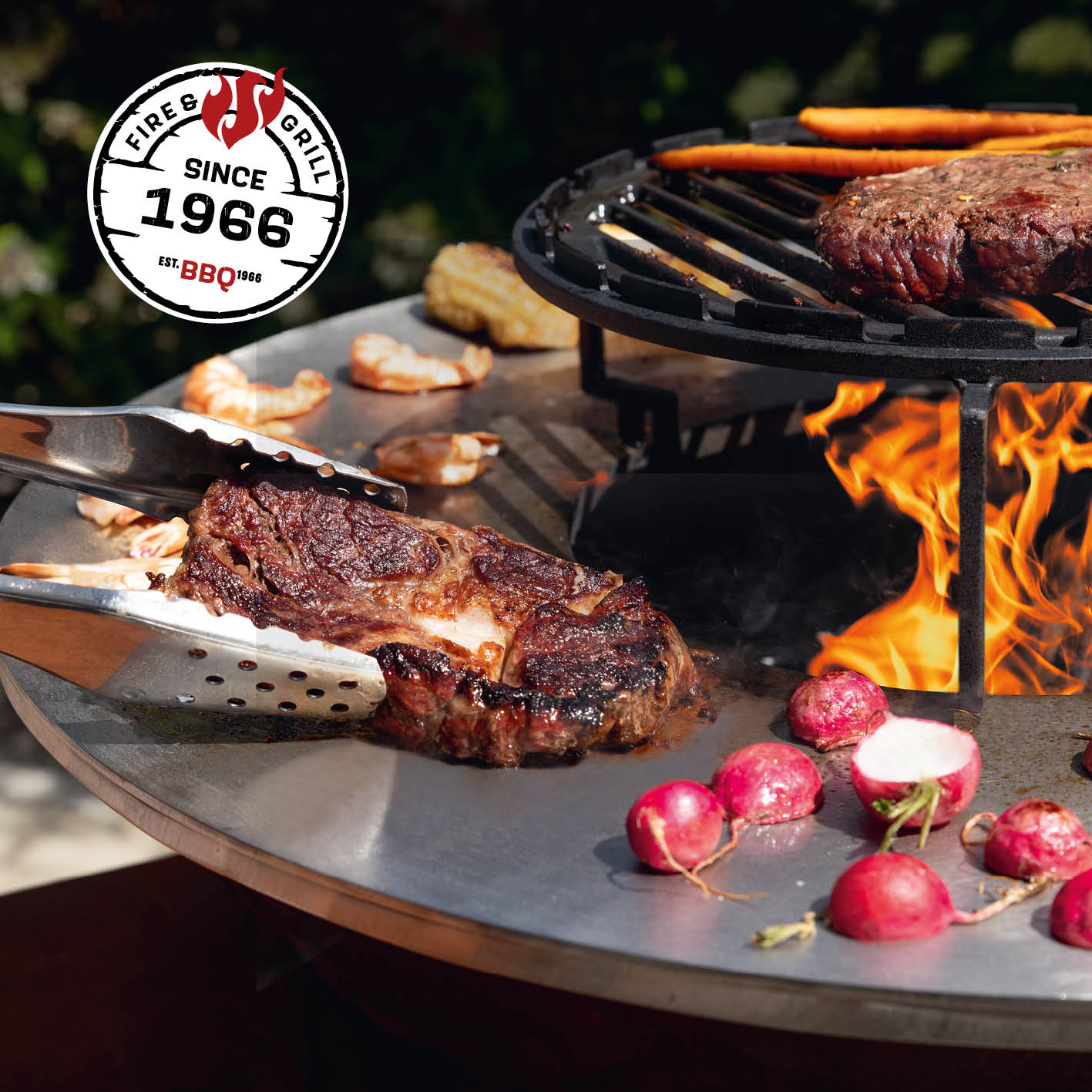 Feuerschalen-Wagen + Plancha-Grill KORREO Ø 70 cm mit Gusseisenrost, Plancha-Grillplatte und Feuerstelle zum Grillen und Kochen.
