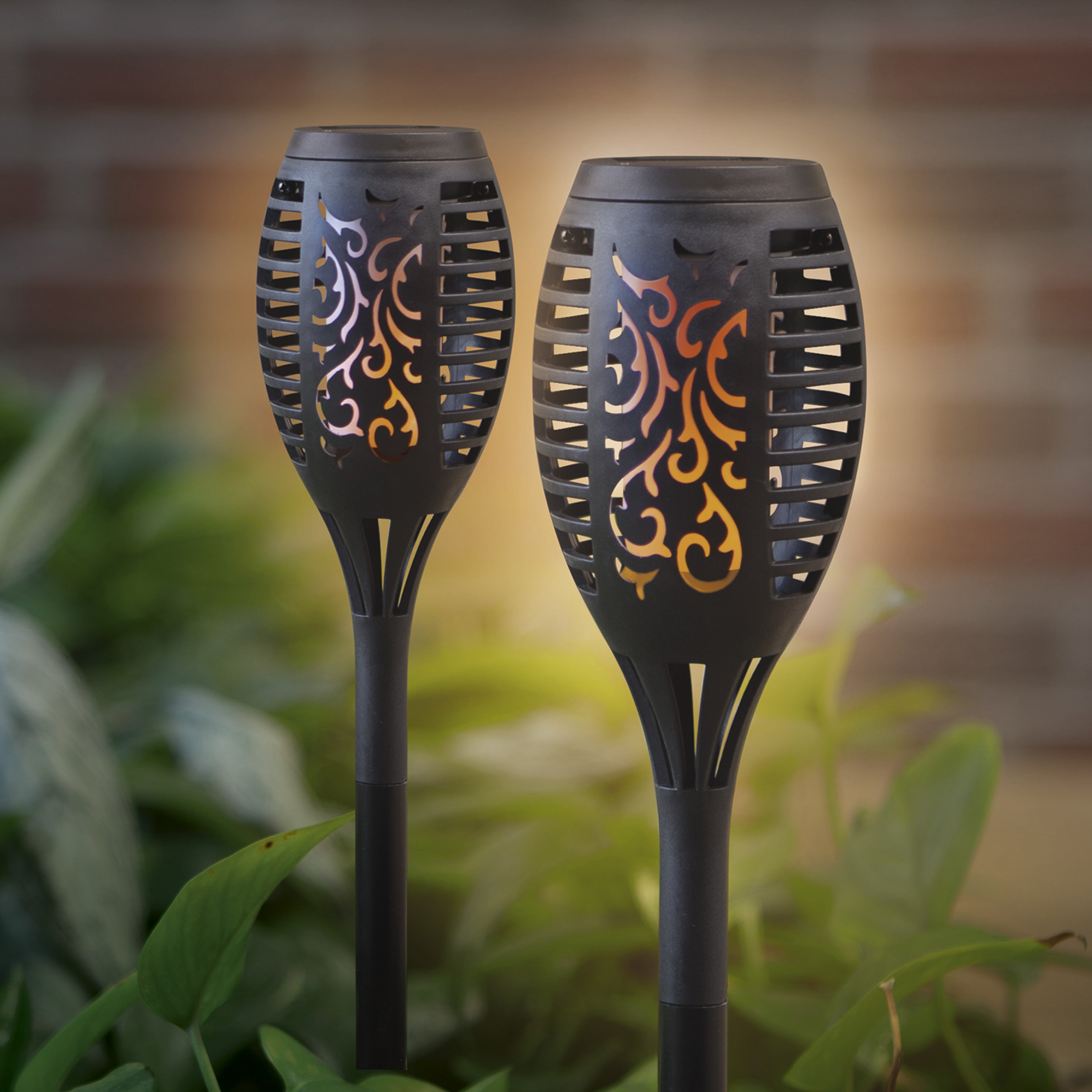 Solar-Fackel LED mit Tageslichtsensor - 2er-Set - schwarz, dekorative Solarlampen mit Flammeneffekt und Erdspieß für Gartenbeleuchtung.