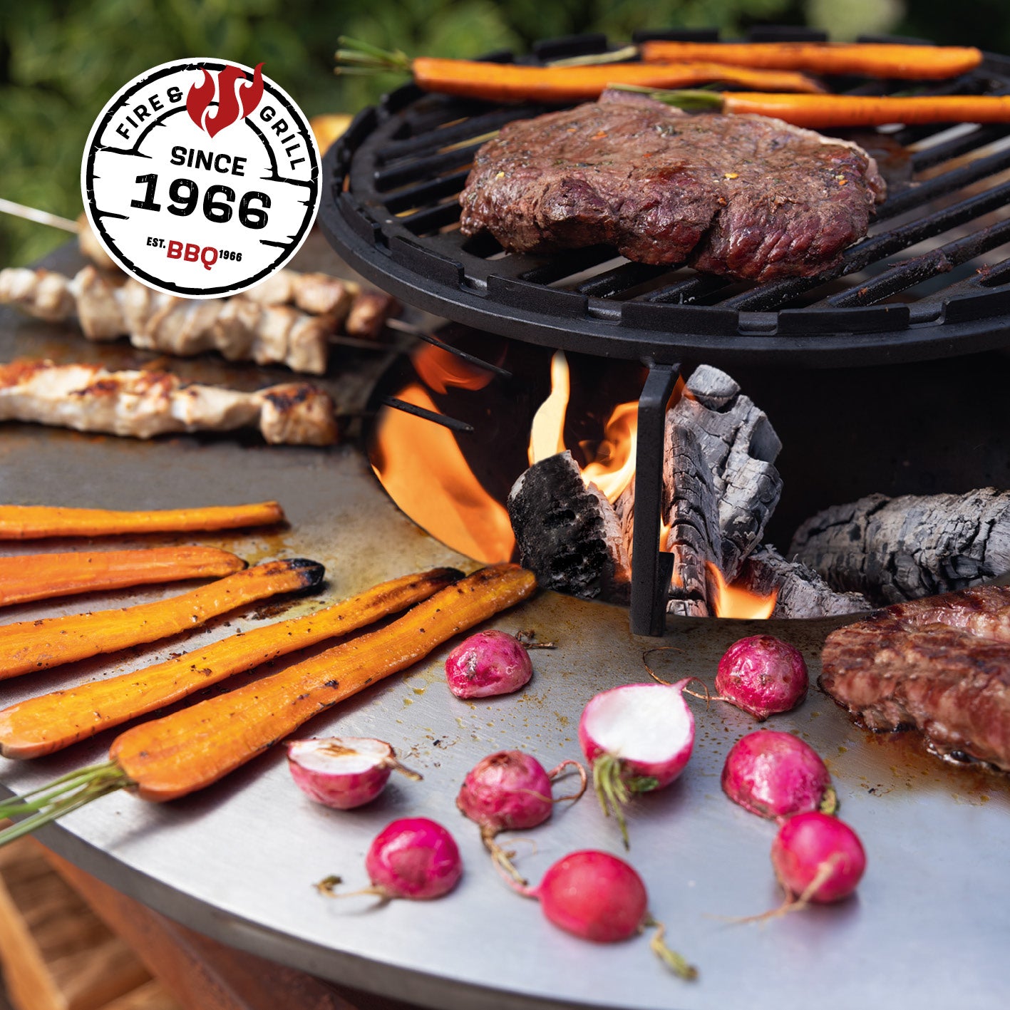 Feuerschale aus Cortenstahl mit Standfuß - 60 cm, Grillrost mit Steak und Gemüse auf dem Plancha-Grill, rustikales Design.