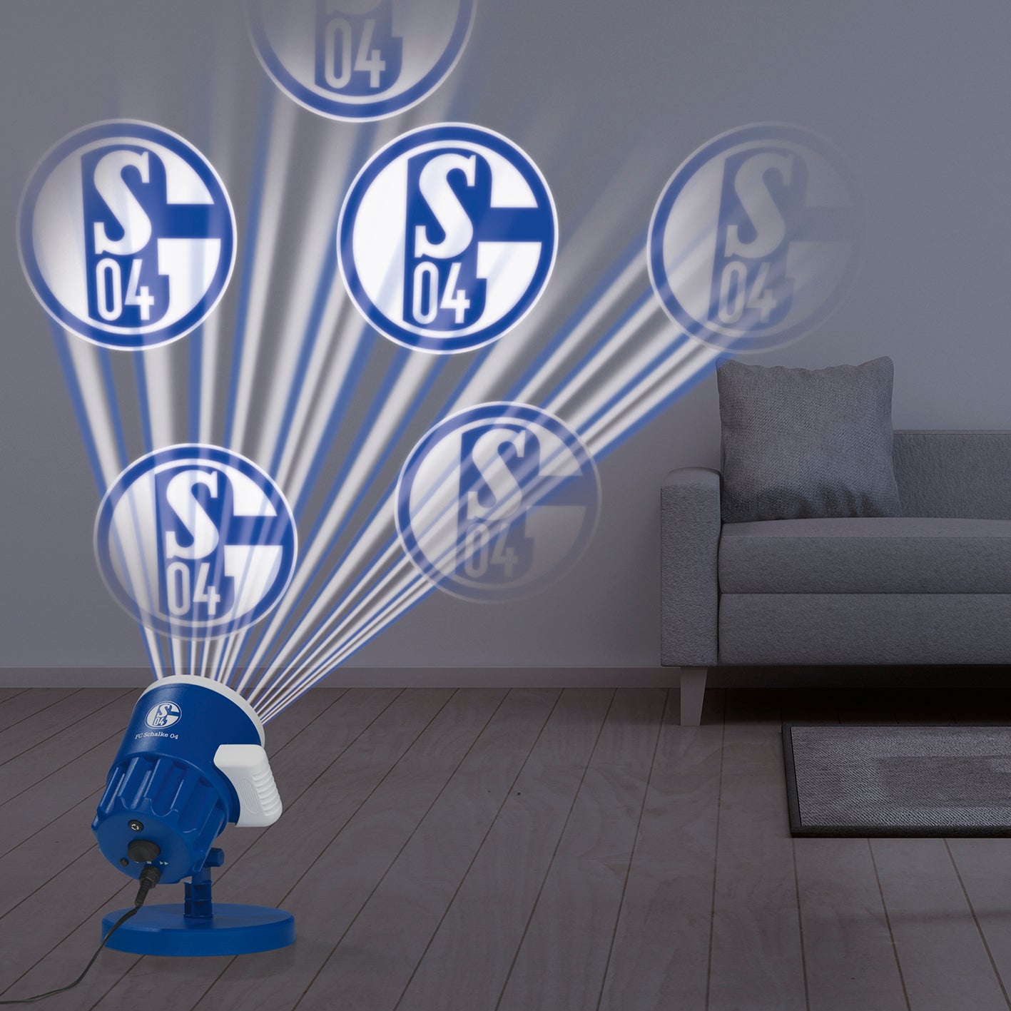 LED-Motivstrahler FC Schalke 05blau/weiß mit Logo projiziert rotierende S04 Logos auf Wände, wetterbeständig, mit Erdspieß und Indoor-Sockel.