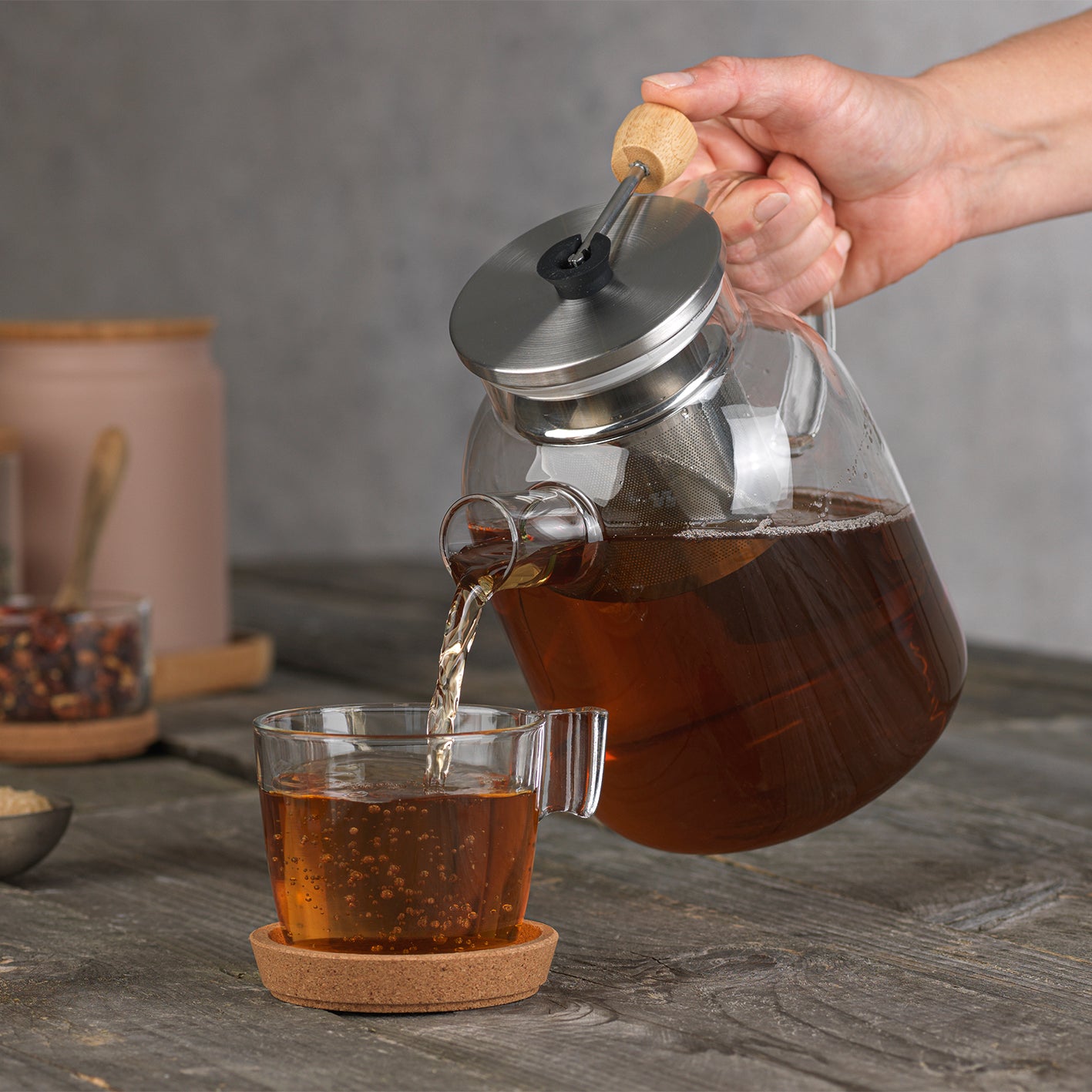 TEEKANNE Glaskanne mit Teesieb - 1,5 l aus Borosilikatglas, hitzebeständig, mit Bambusgriff, Tee wird in Tasse gegossen.
