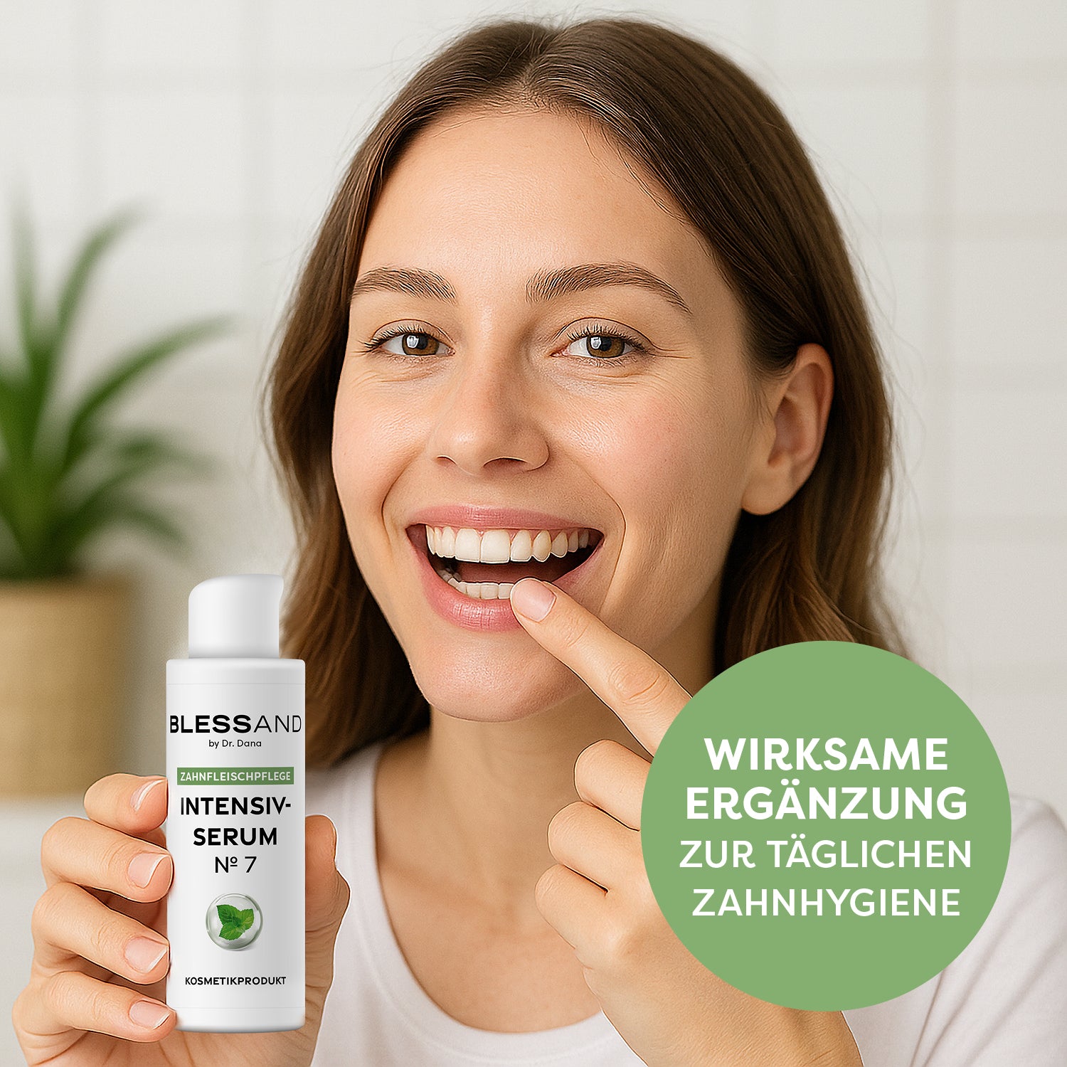 Mundpflege Nr. 7 - 10 ml zeigt Frau, die das BLESSAND Intensiv-Serum gegen Zahnfleischprobleme hält und anzeigt.