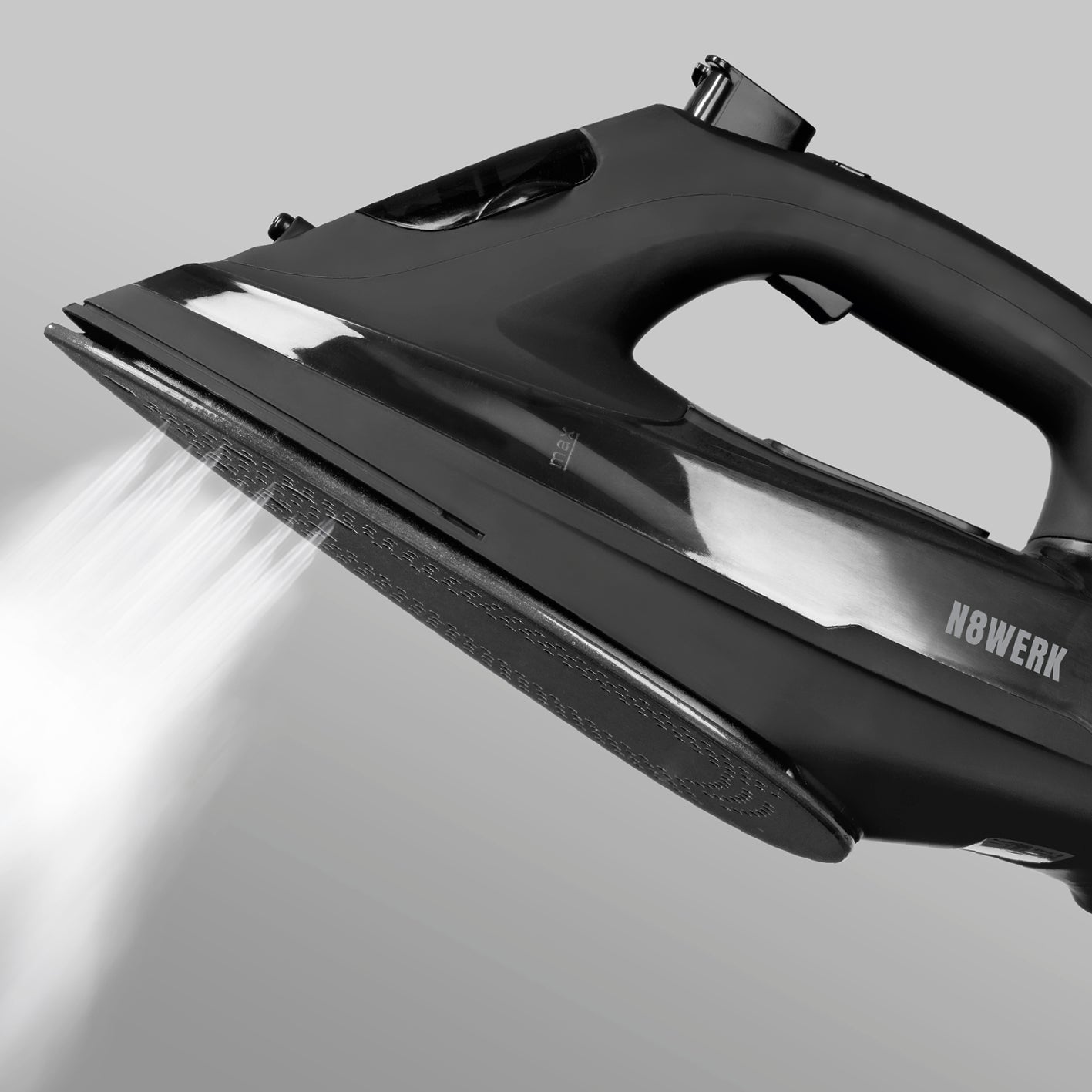 Dampfbügeleisen Midnight Black Edition mit Turbo-Dampfgenerator und keramikbeschichteter Gleitsohle für effektives Bügeln und Auffrischen.