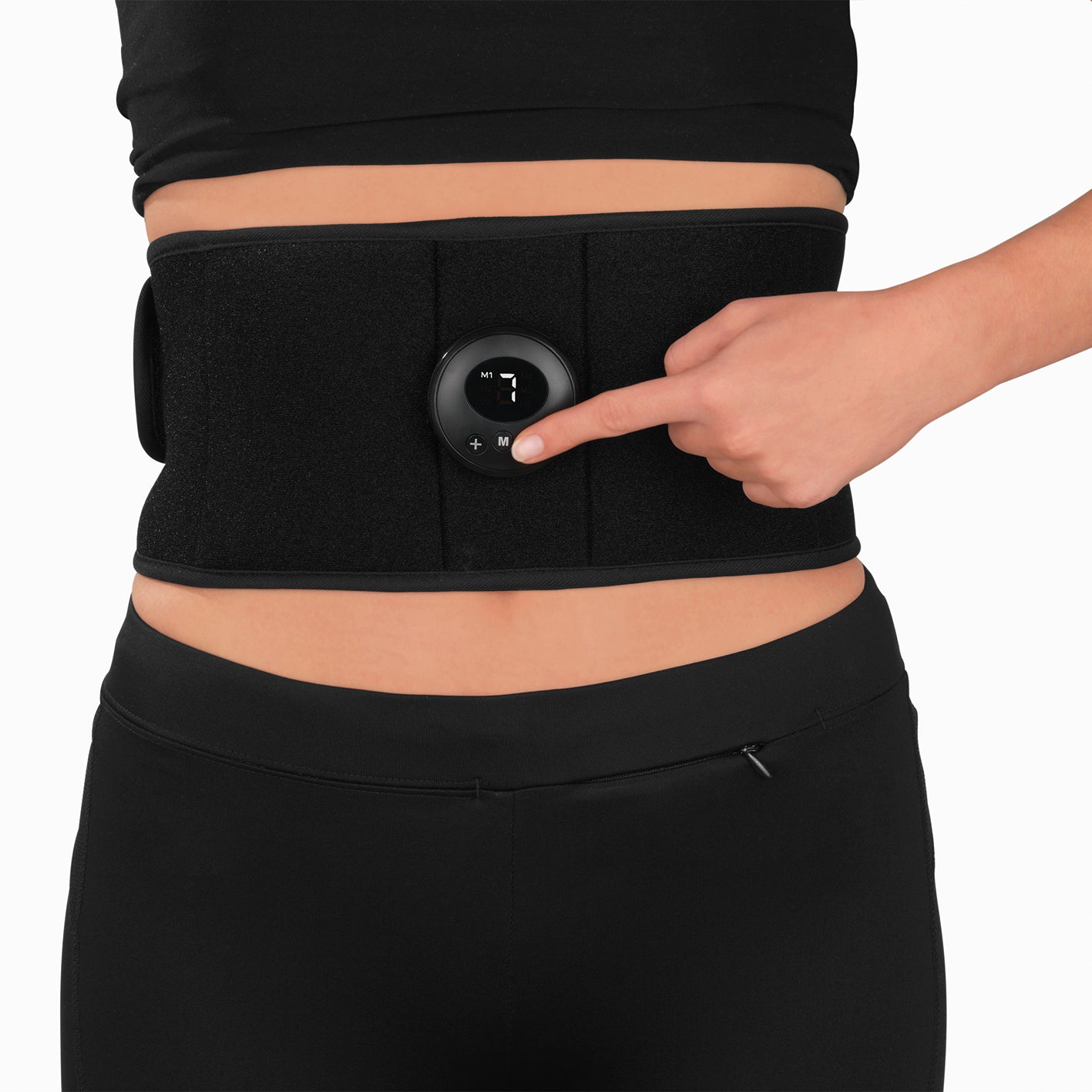Bauchmuskelgürtel EMS - 6 Programmen - 9 Intensitätsstufen - unisize - schwarz, am Oberkörper getragen, Bedienung per Hand.