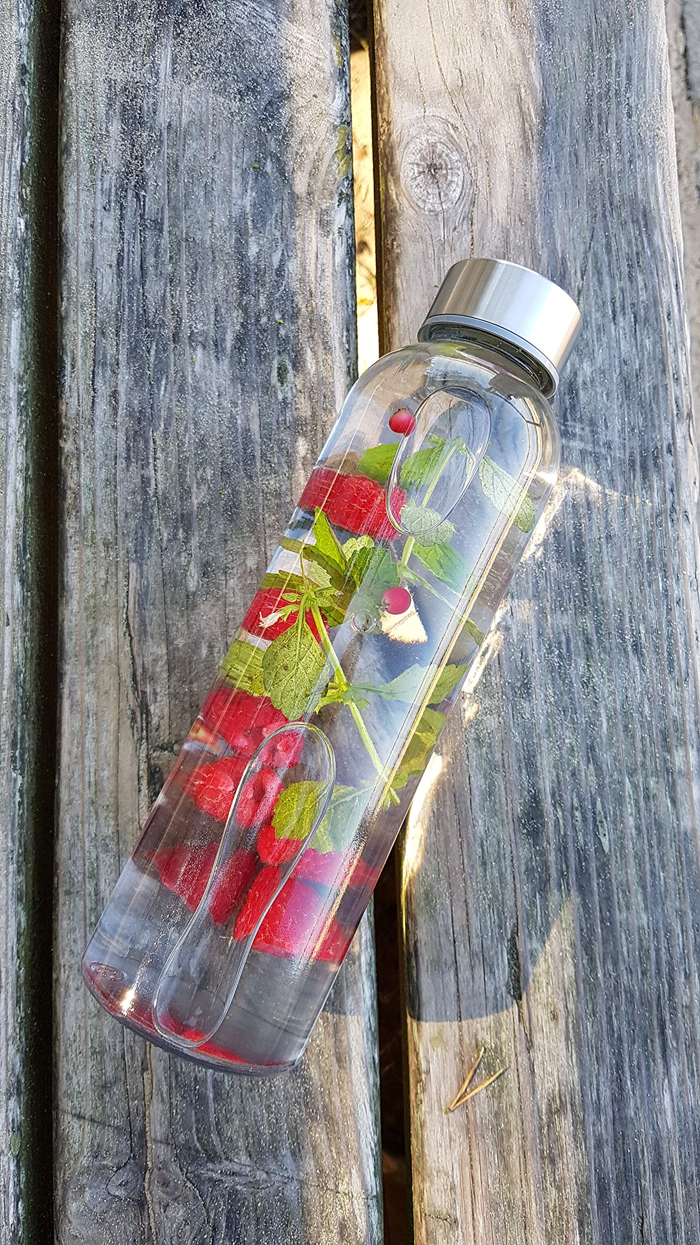 Glasflaschen-Set - 6 Stück à 500 ml, stilvolle, robuste Glasflasche mit Edelstahldeckel und frischem Wasser mit Früchten gefüllt.