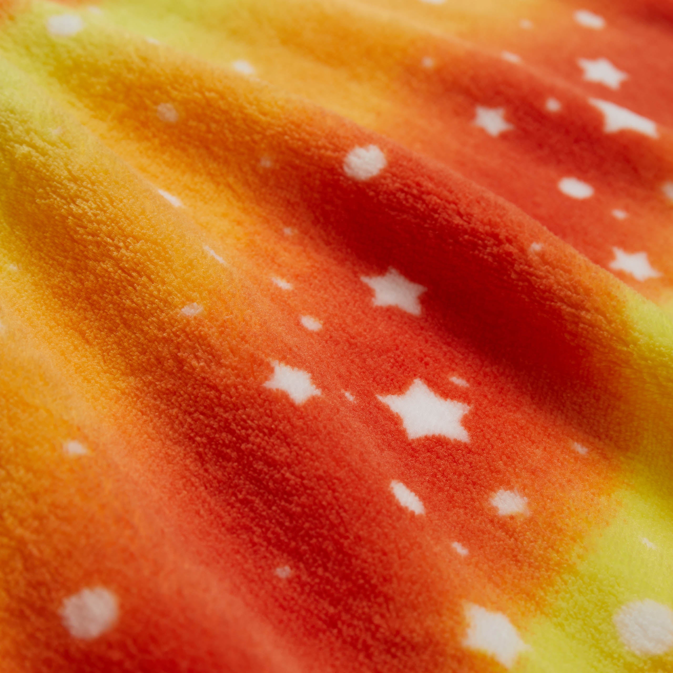 Kuscheldecke für Kinder - 100 x 150 cm - Orange Star aus weichem Coral-Fleece mit buntem Sternenmuster, ideal für gemütliche Abende.