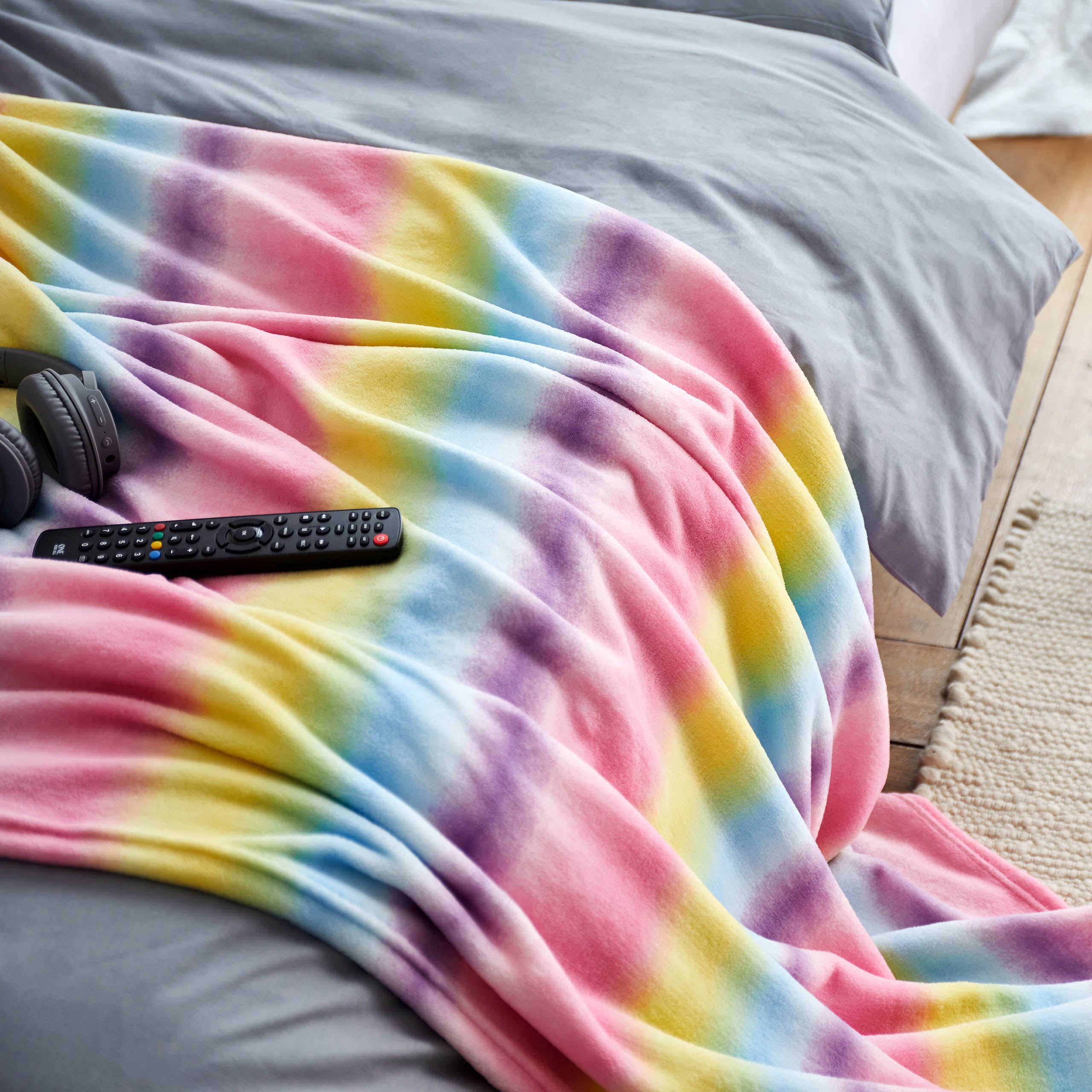 Kuscheldecke für Kinder - 100 x 150 cm - Regenbogen aus weichem Coral-Fleece, bunt und kuschelig für gemütliche Abende.