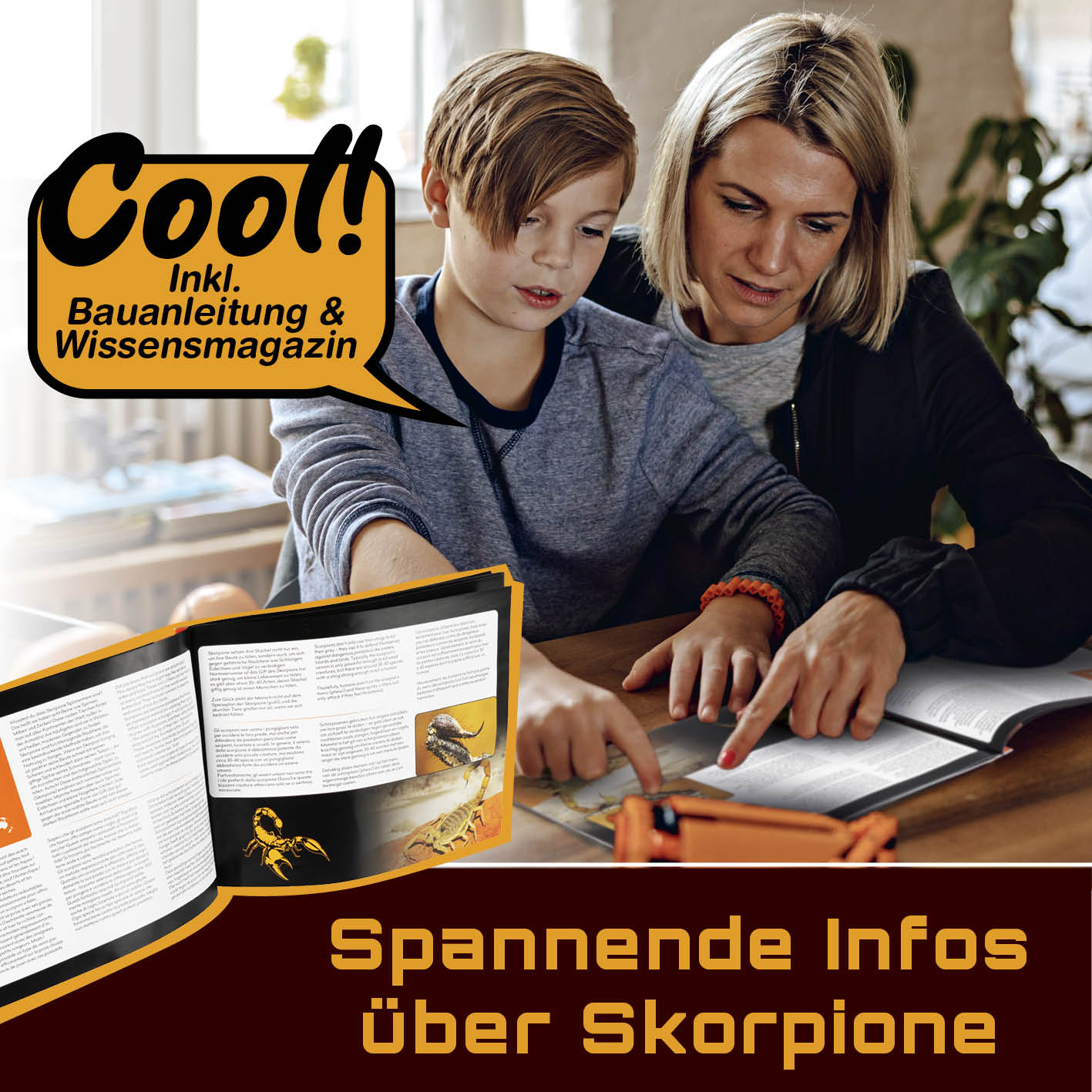 Mutter und Sohn lesen Bauanleitung und Wissensmagazin zum Baustein-Set Skorpion für kreative, dynamische Natur-Nachahmung.