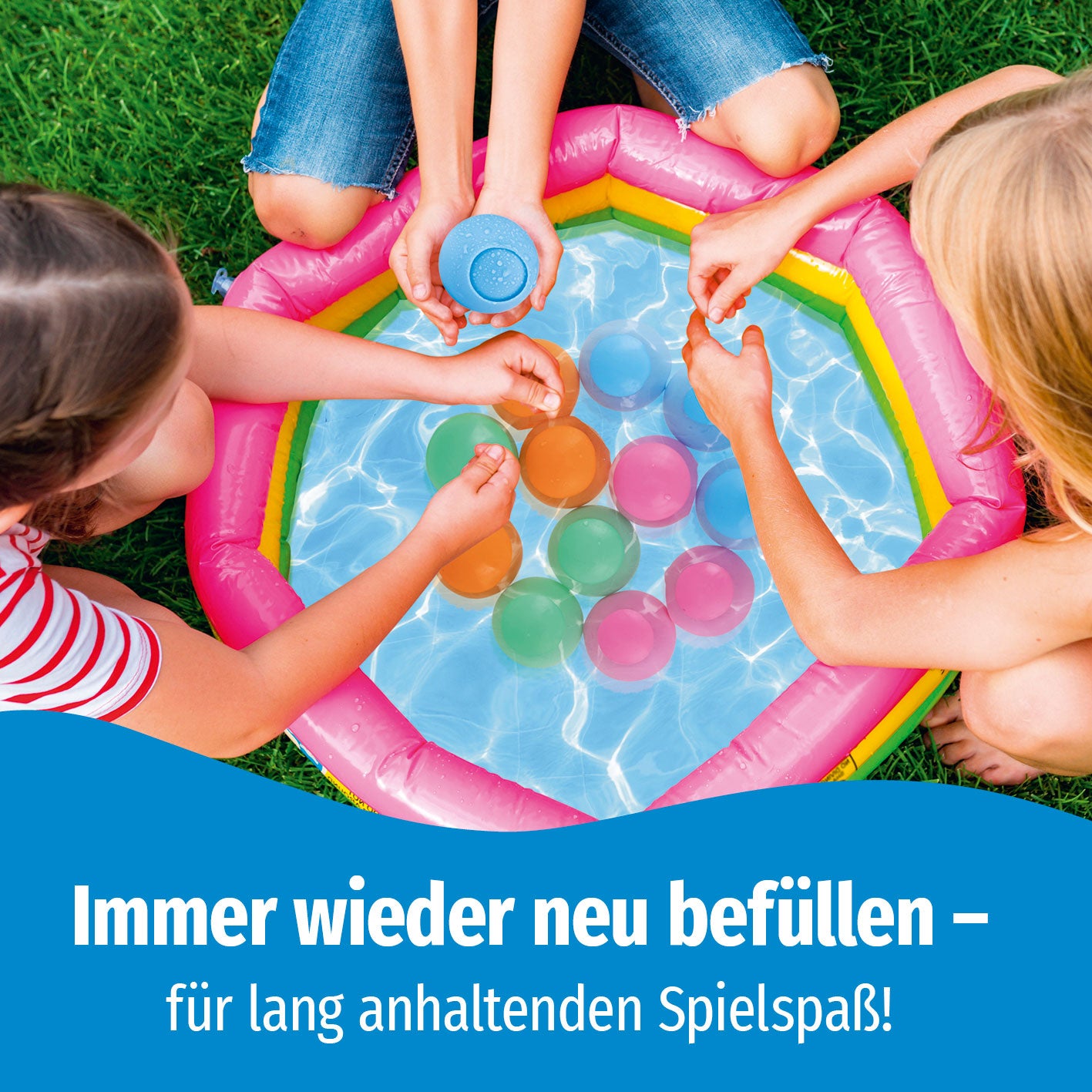 Kinder spielen mit bunten Silikon-Wasserballons im Planschbecken, Silikon-Wasserballon - 12er-Set für wiederverwendbaren Wasserspaß.