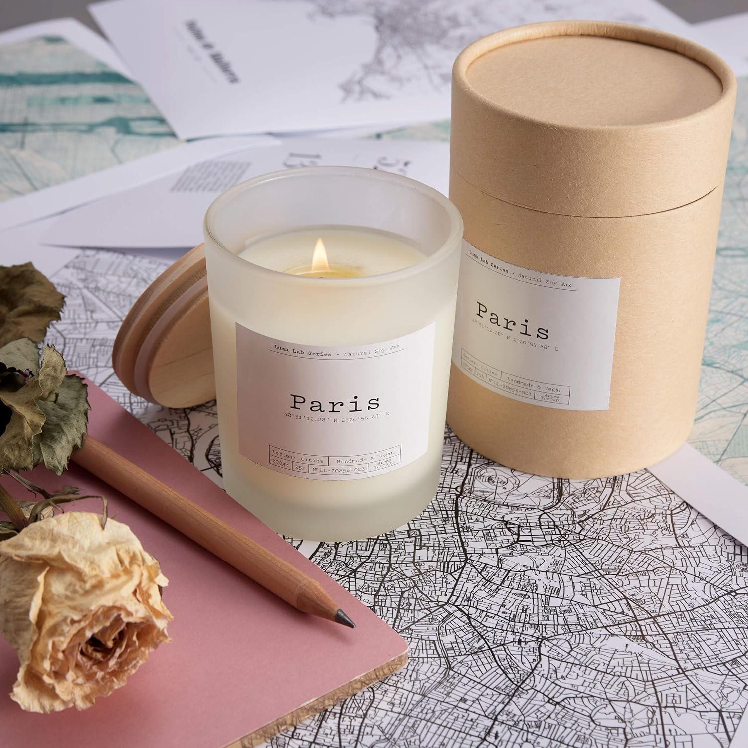 Duftkerze City Memories "Cambridge" im Glas mit blumig-holzigem Duft, nachhaltig, vegan und stilvoll verpackt.