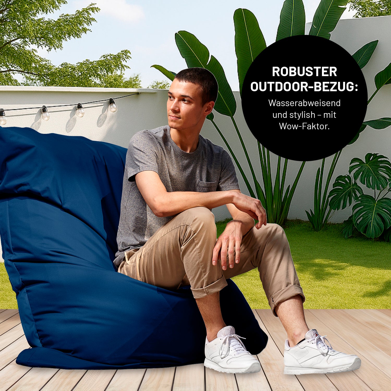 Sitzsack Classic XXL All-in-One Set - 380 L - 140 x 180 cm - Navyblau mit robustem, wasserabweisendem Outdoor-Bezug auf Terrasse.