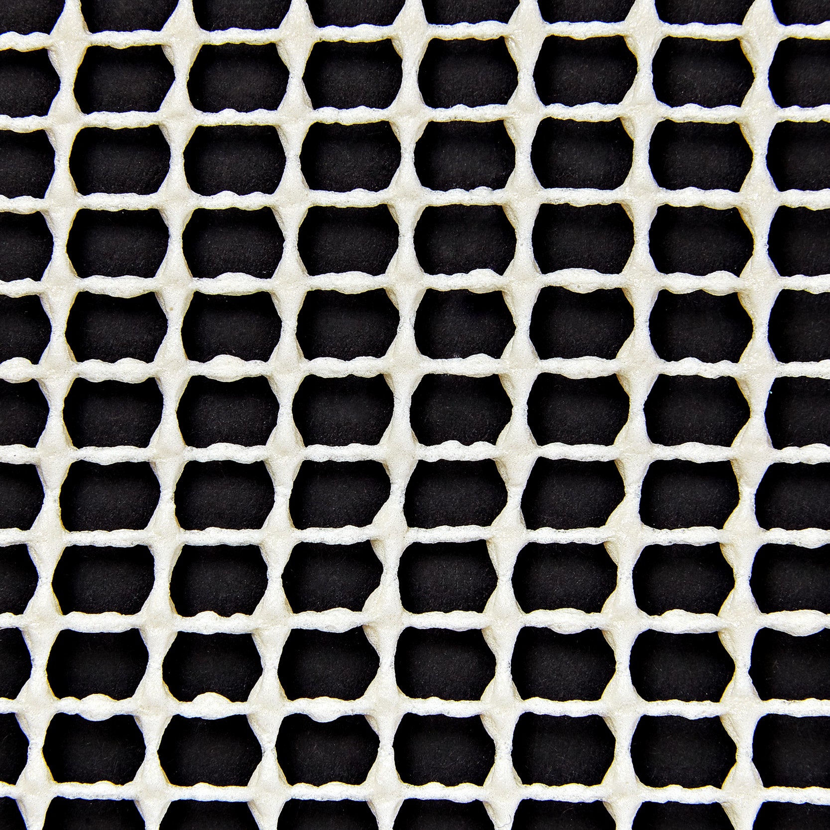 Nahaufnahme der Teppichunterlage Antirutschmatte 120 x 180 cm - Zuschneidbar & Atmungsaktiv mit rutschfester Struktur.