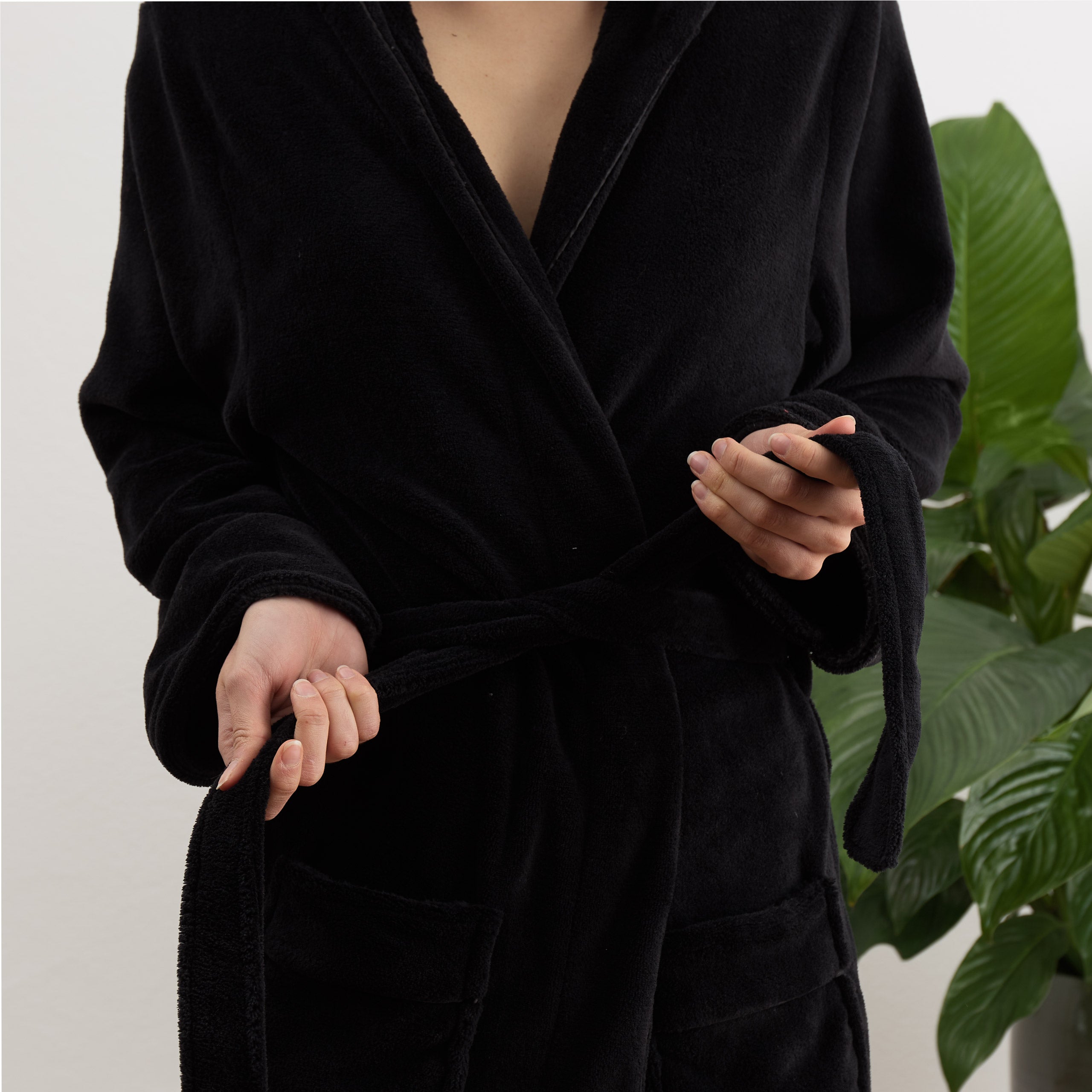 Luxury Mikrofaser Bademantel mit Kapuze für Damen und Herren in Schwarz Größe M, kuschelig und bequem mit Taillengürtel.