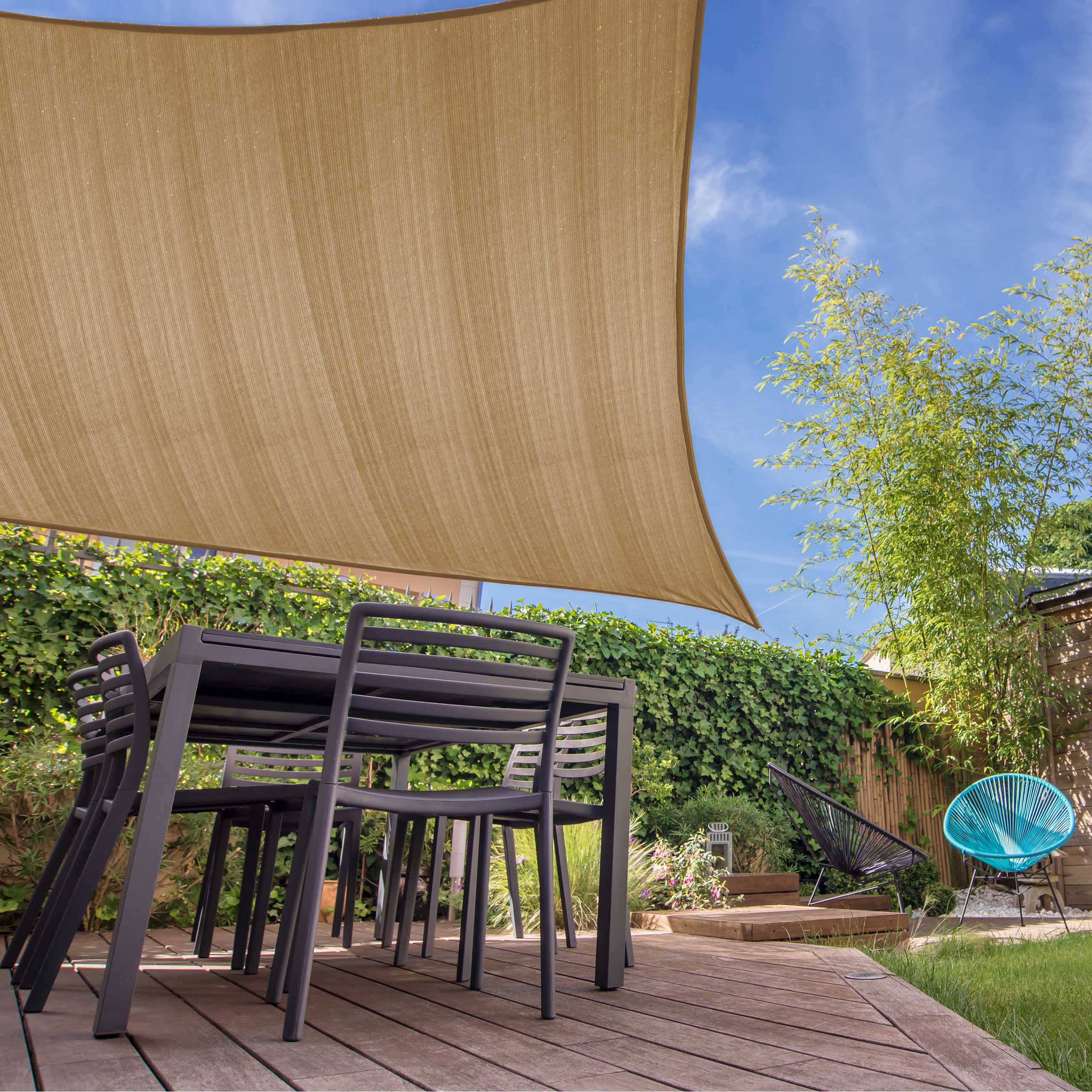 Sonnensegel 100% HDPE mit Stabilisator für UV-Schutz - Rechteck 3 x 4 Meter - Sand über Gartentisch auf Terrasse montiert.
