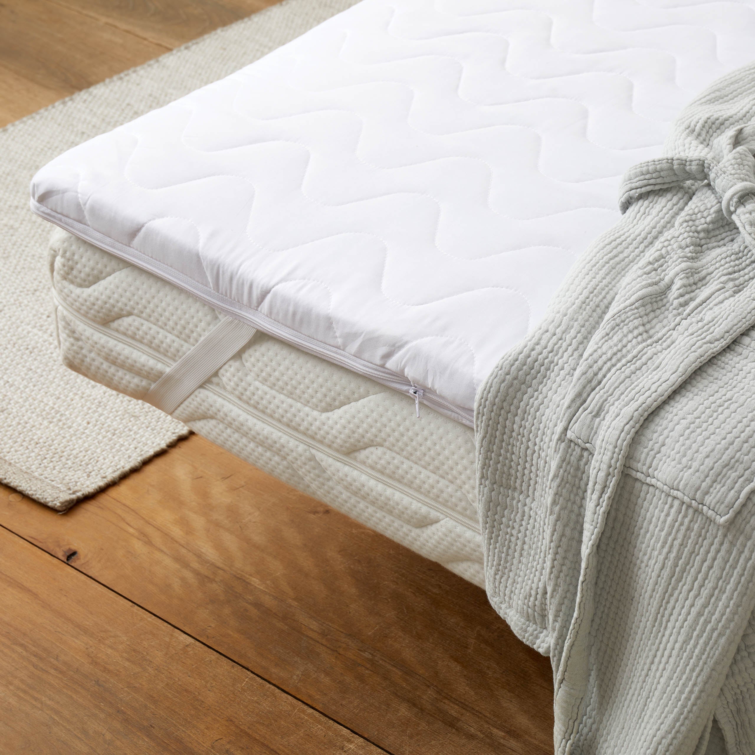 Matratzentopper Microfaser - 180 x 200 x 6,5 cm mit Memory Foam, waschbarem Bezug, atmungsaktiv und punktelastischer Rückstütze.