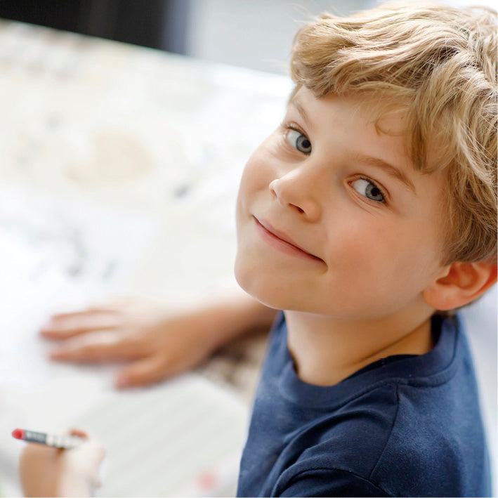 Junge übt Schwungübungen mit Bleistift und Radiergummi auf DIN-A4 Blatt – Heft Schwungübungen mit Bleistift und Radiergummi - DIN-A4.