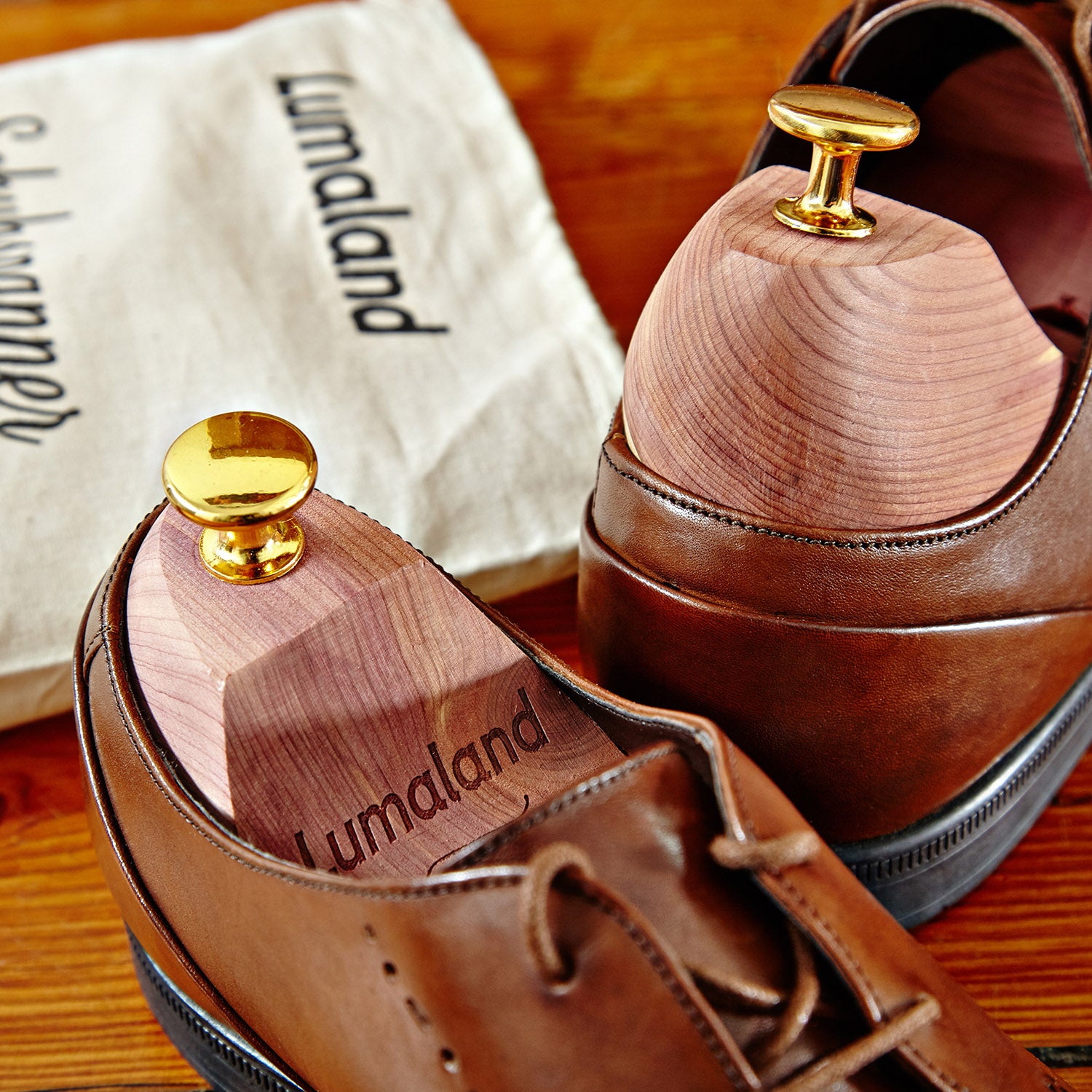 Schuhspanner für Damen und Herren - Größe 40/41 aus Zedernholz mit Spiralfeder zur Glättung von Gehfalten und stilvollem Aufbewahrungsbeutel