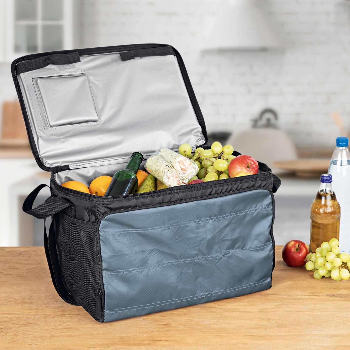 Kühltasche faltbar - 30 l - schwarz/dunkelgrau mit isoliertem Innenraum, Reißverschluss, Schultergurt und Seitentaschen für einfachen Transport.