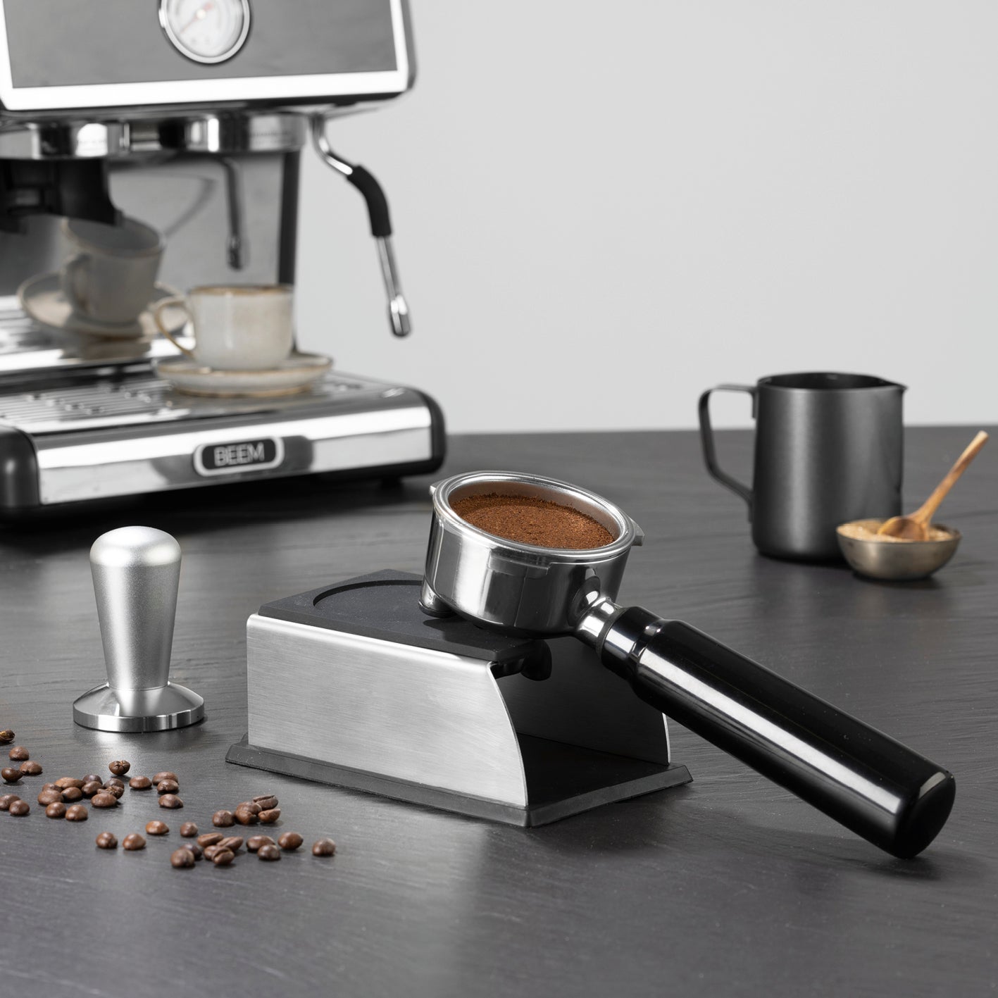 Tamperstation aus Edelstahl mit rutschfestem Silikonboden als praktische Ablage und Schutz für Kaffeemehl beim Andrücken.