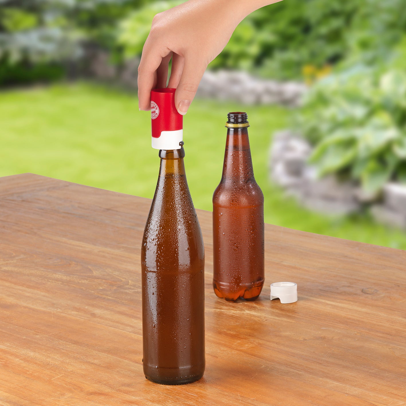 Bier-Aufbereiter im FC Bayern München - 3er-Set wird auf Bierflasche gesetzt, hält Getränk frisch und schützt vor Insekten.