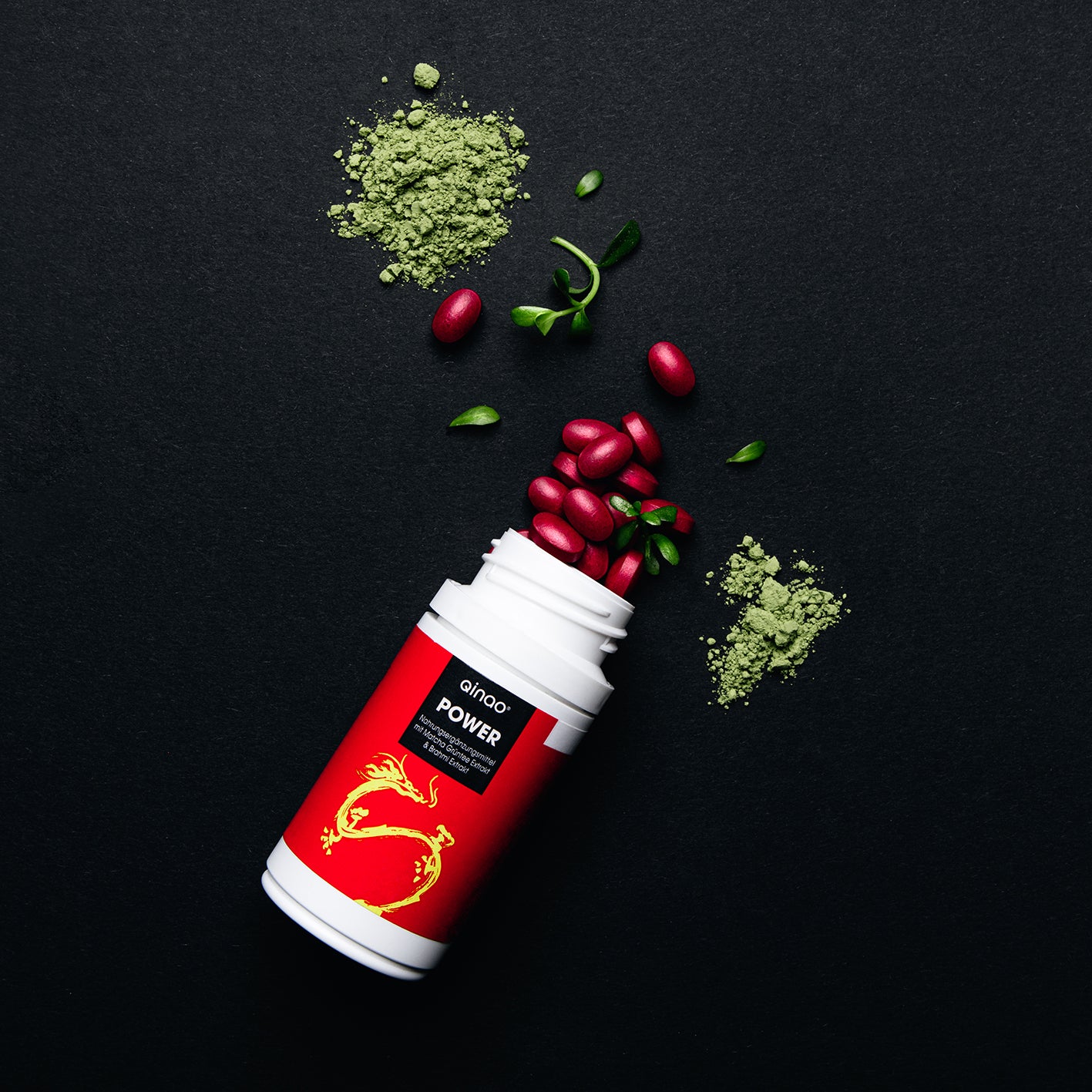 Flasche Nahrungsergänzungsmittel POWER - 90 Tabletten mit roten Kapseln und grünem Pulver auf schwarzem Hintergrund.